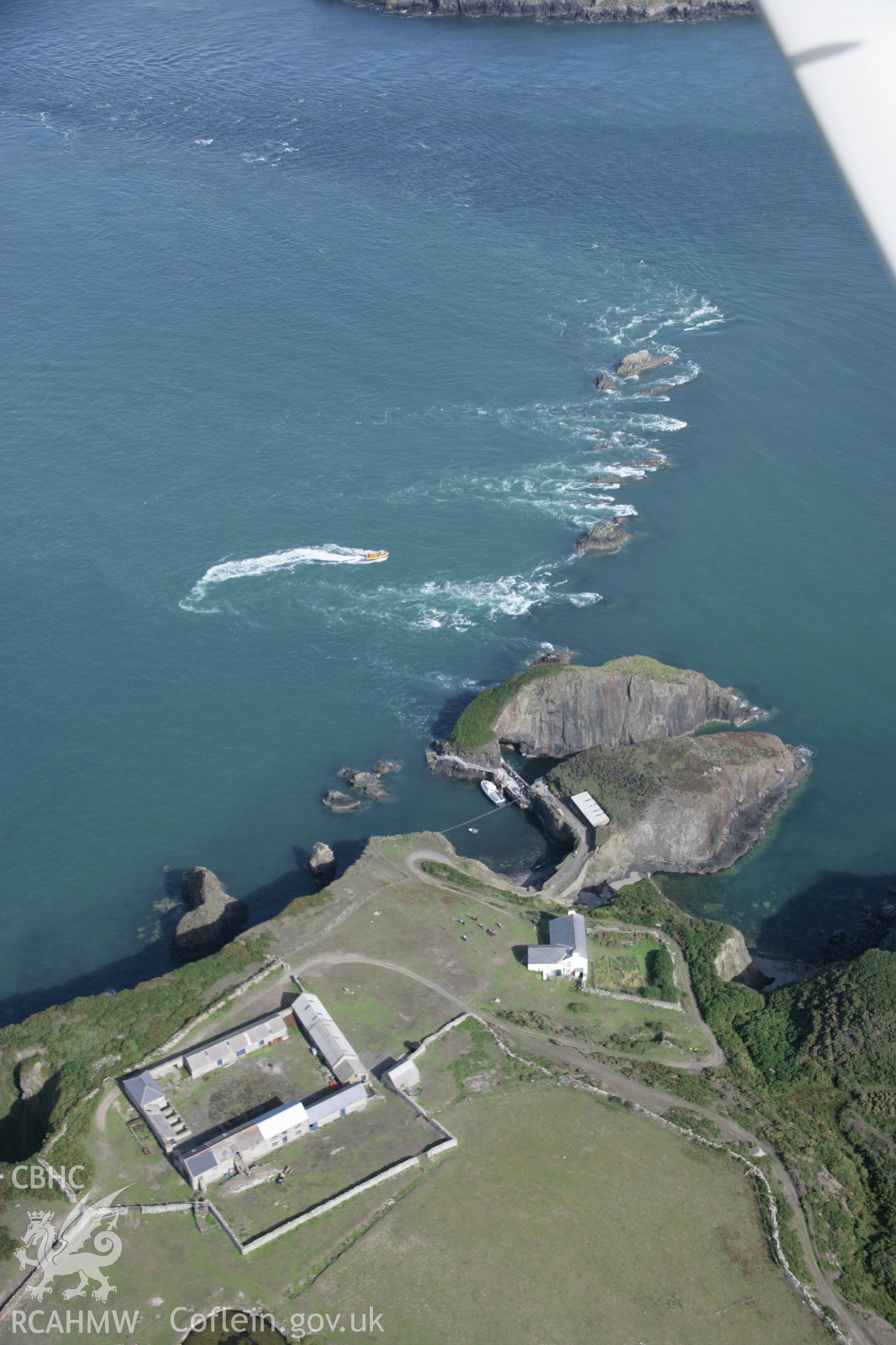 RCAHMW digital colour oblique photograph of Ramsey Island Farm viewed from the north-west. Taken on 01/09/2005 by T.G. Driver.