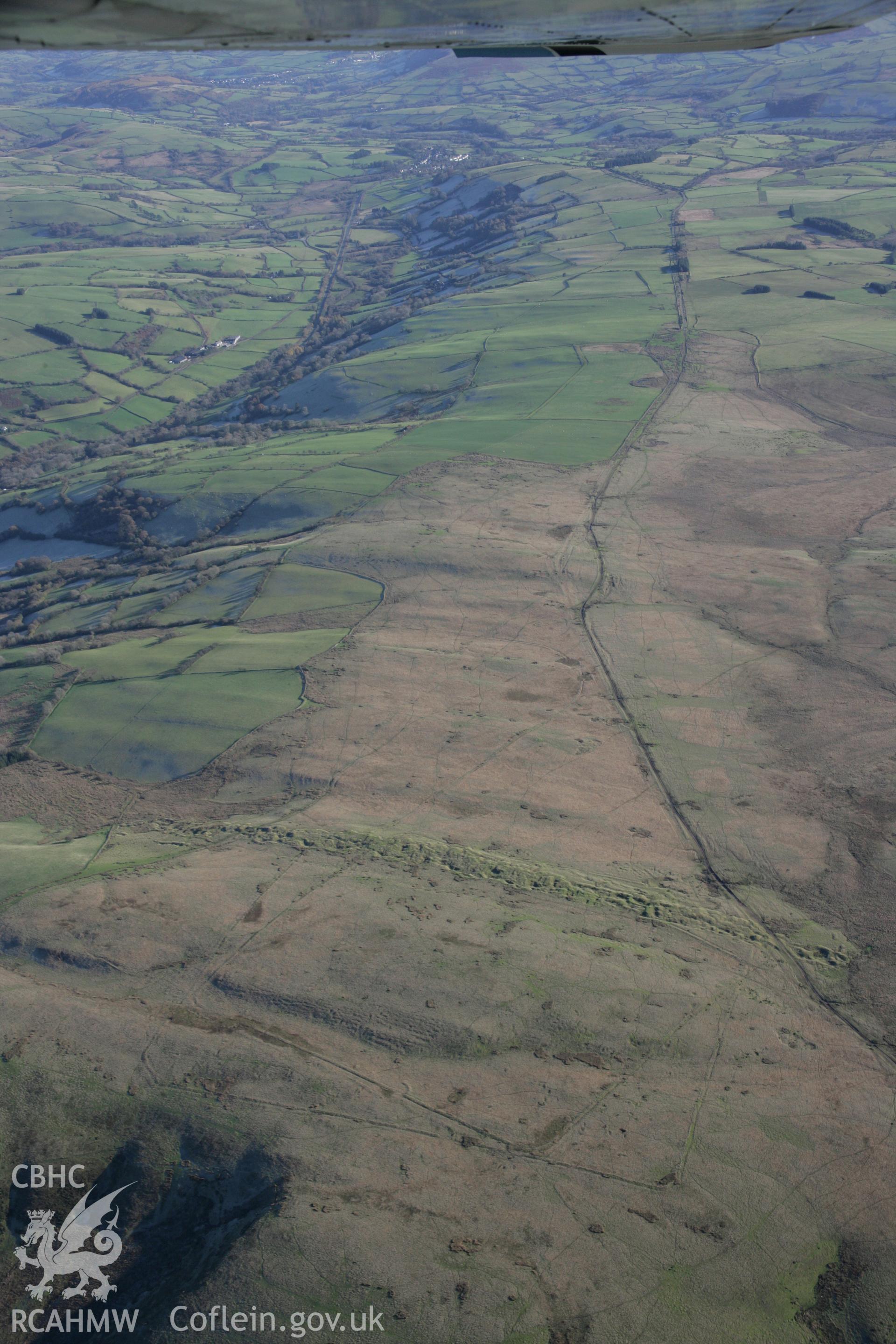 RCAHMW colour oblique photograph of Y Pigwn, Roman camps, high view from north-west along Mynydd Bach Trecastell. Taken by Toby Driver on 17/11/2005.