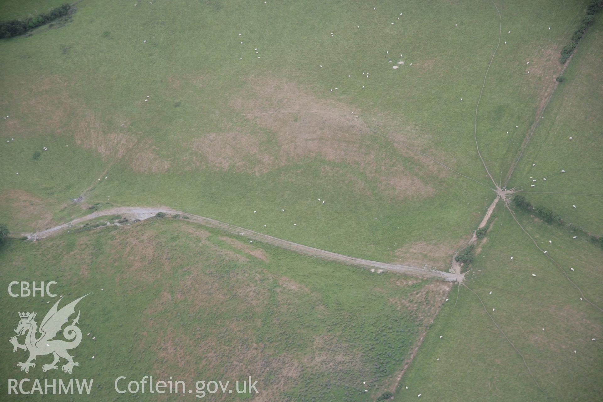 RCAHMW digital colour oblique photograph of Ruel Uchaf hillslope enclosure. Taken on 18/07/2005 by T.G. Driver.