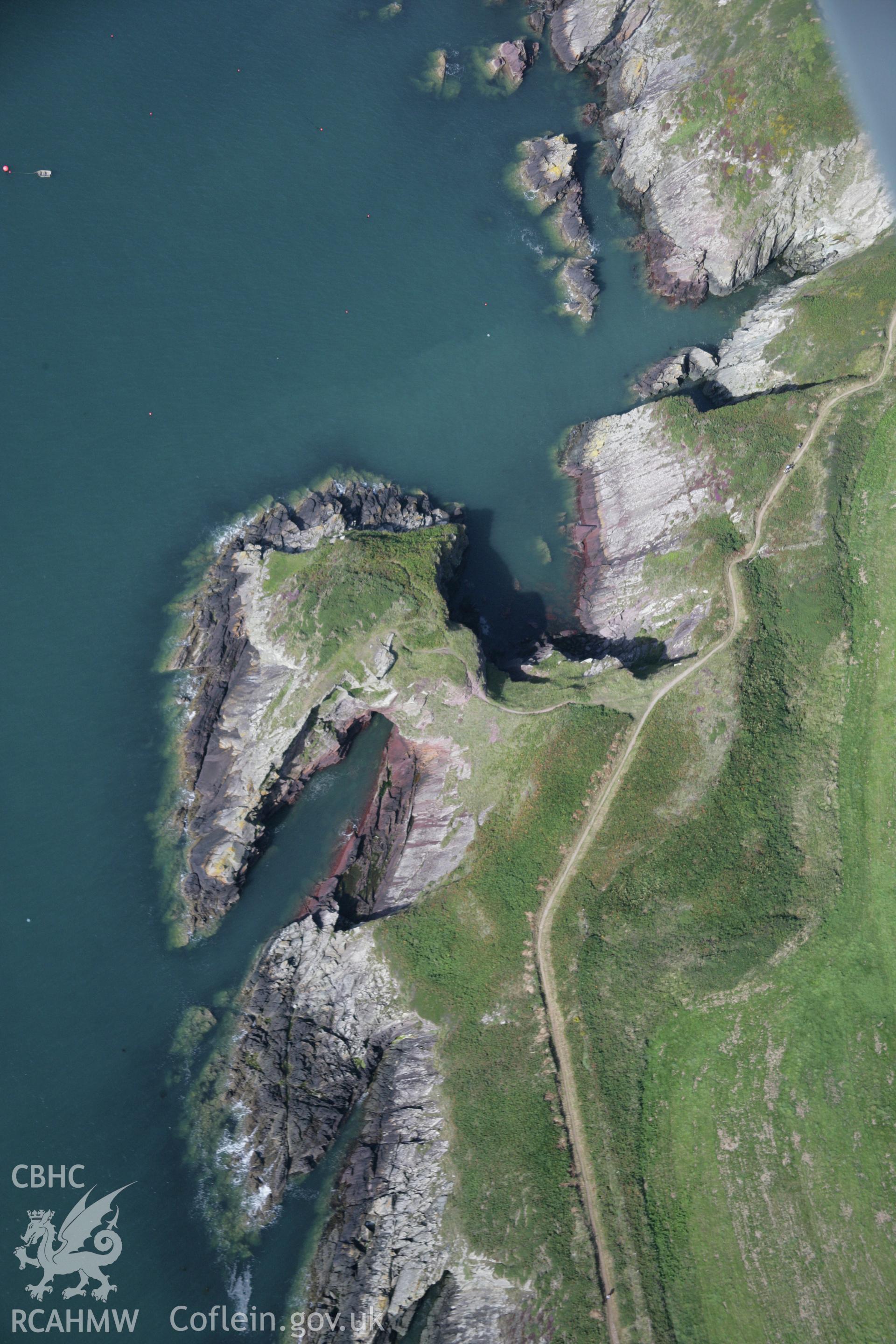 RCAHMW digital colour oblique photograph of Castell Henif Promontory Fort. Taken on 01/09/2005 by T.G. Driver.