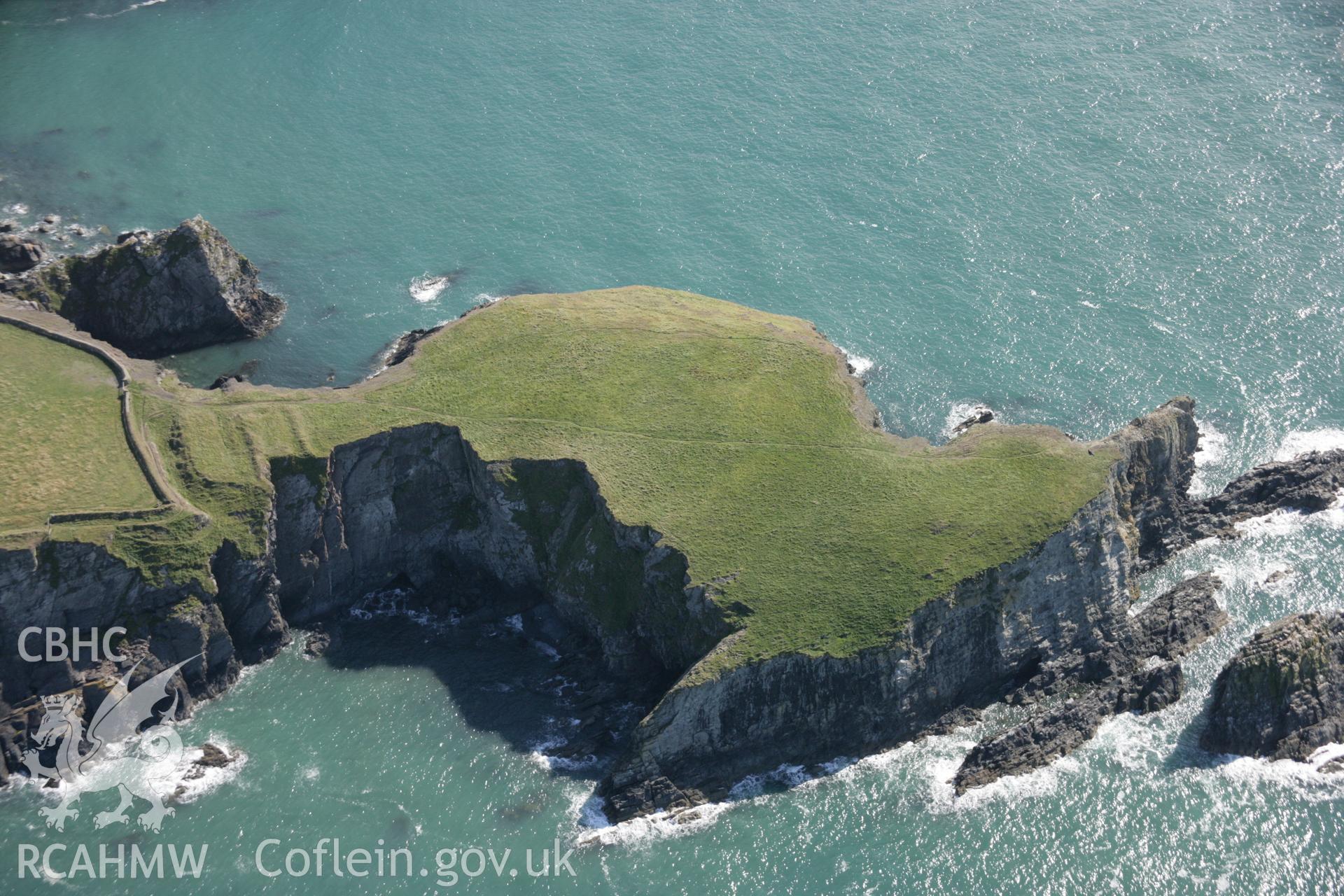 RCAHMW digital colour oblique photograph of Castell Coch, Trefin viewed from the north. Taken on 01/09/2005 by T.G. Driver.