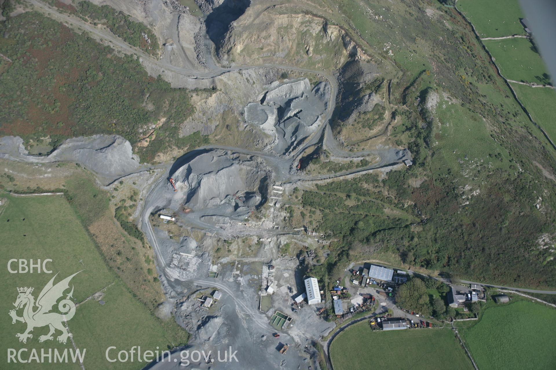 RCAHMW colour oblique photograph of Tonfanau quarry, and environs of hillfort, view from west. Taken by Toby Driver on 17/10/2005.