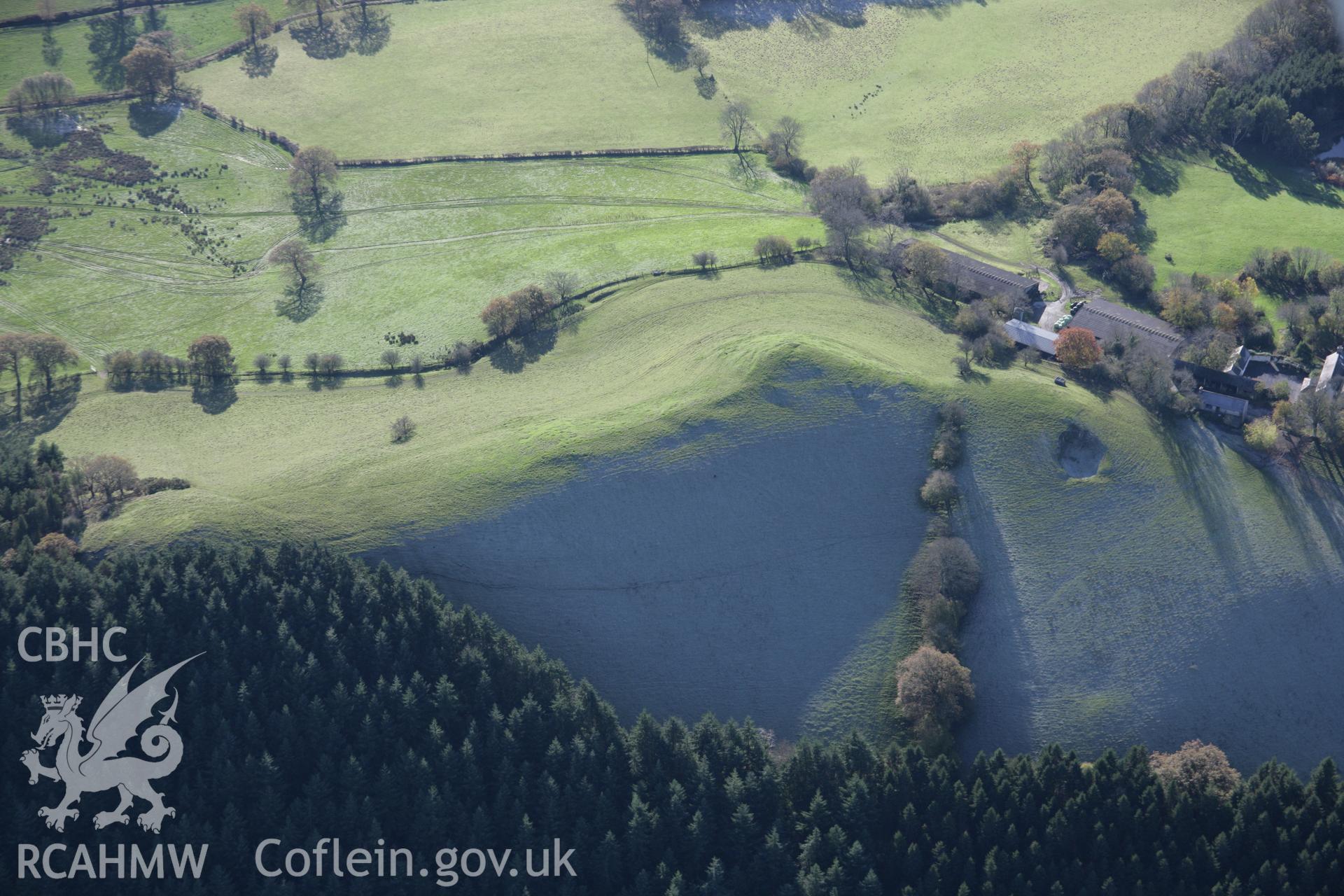 RCAHMW colour oblique photograph of Mandinam, hillfort, view from north. Taken by Toby Driver on 17/11/2005.