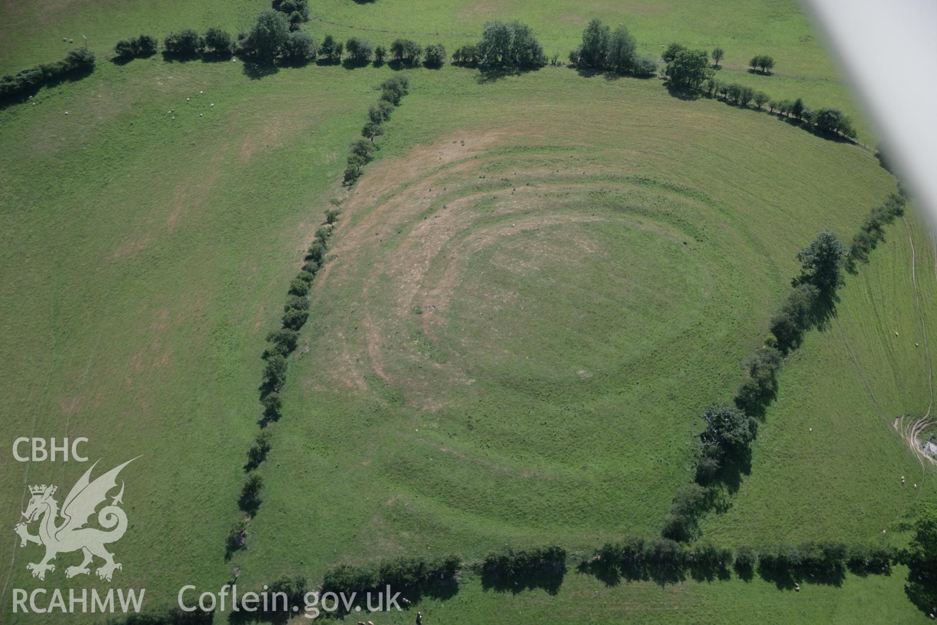 RCAHMW digital colour oblique photograph of Pen-y-castell Hillfort looking south-west with parching over the hillfort ditches. Taken on 21/07/2005 by T.G. Driver.