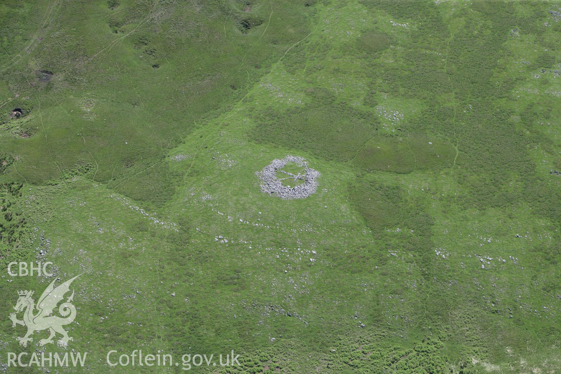 RCAHMW colour oblique photograph of Cefn Cil-Sanws Cairn Ring. Taken by Toby Driver on 09/06/2008.