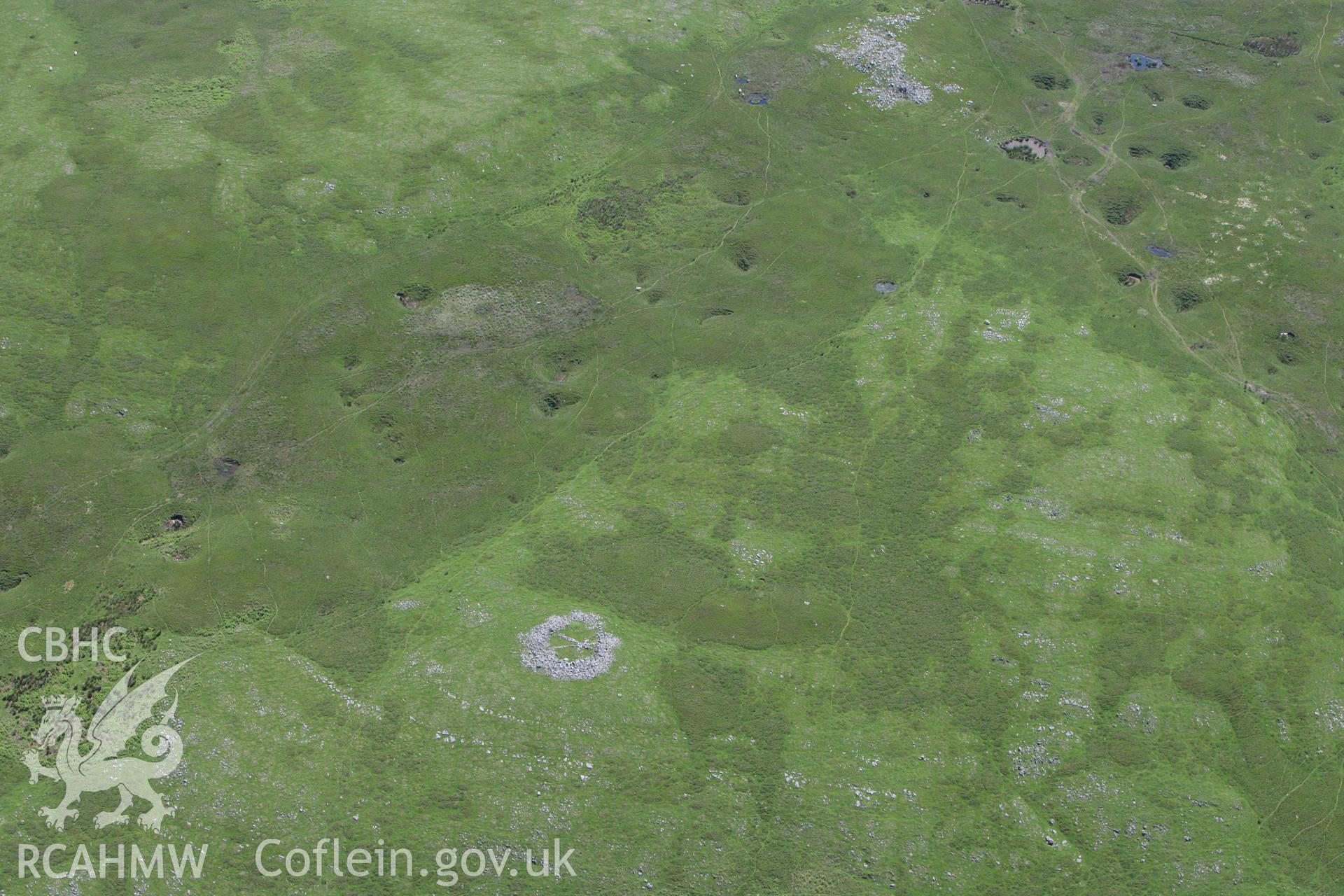 RCAHMW colour oblique photograph of Cefn Cil-Sanws Cairn Ring. Taken by Toby Driver on 09/06/2008.