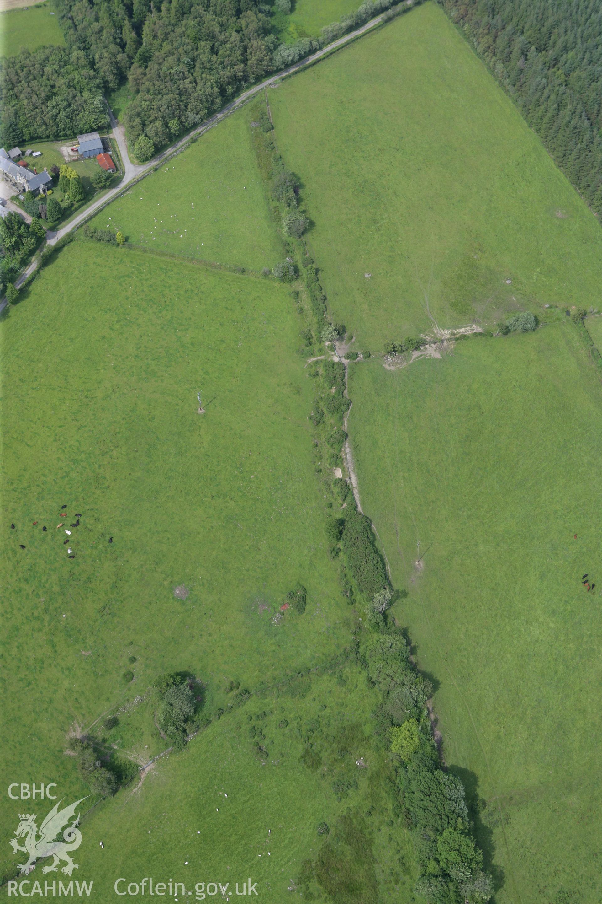 RCAHMW colour oblique photograph of Offa's Dyke, section from the footpath south of Pen-y-Bryn to Orseddwen. Taken by Toby Driver on 01/07/2008.