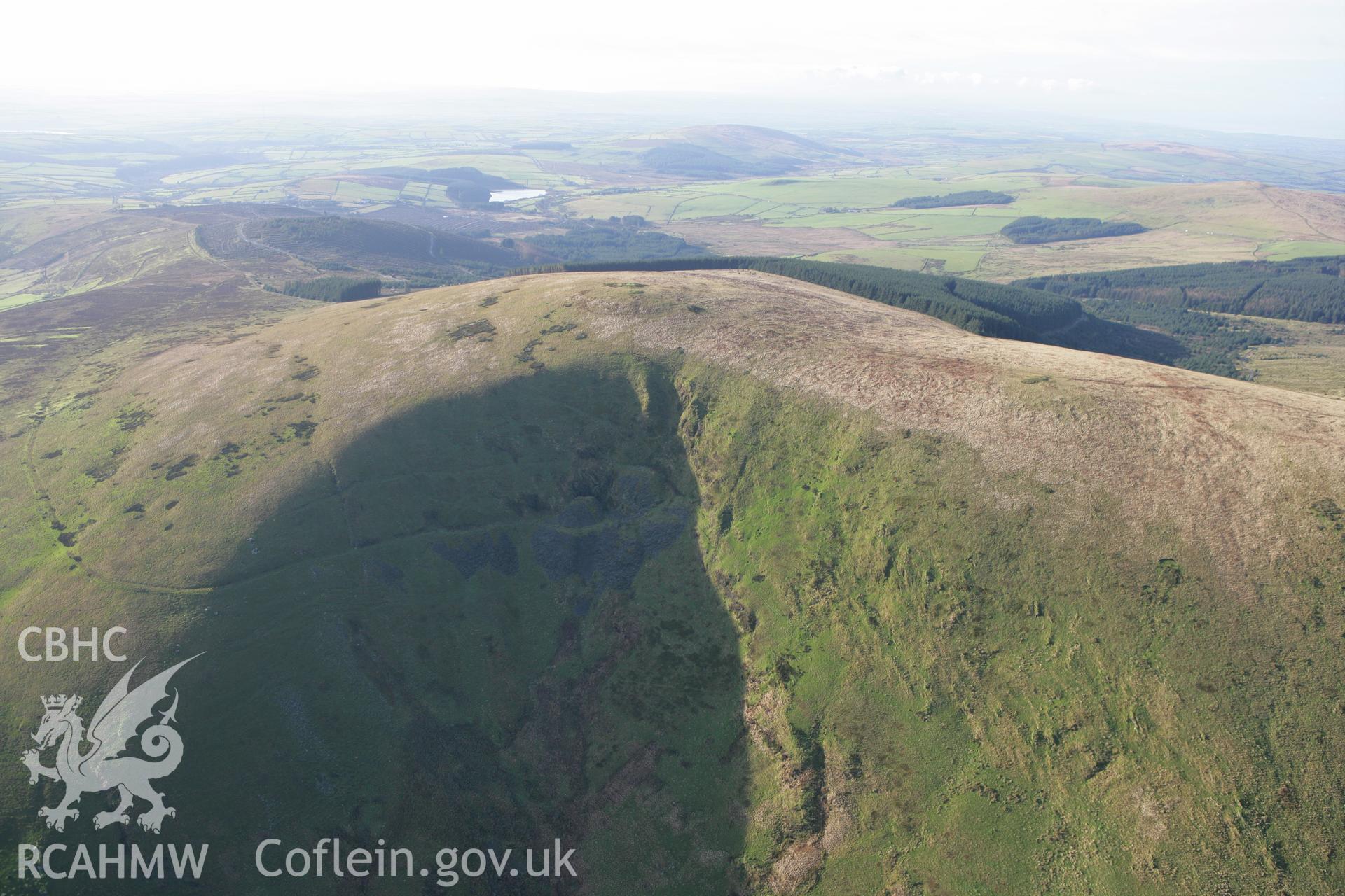 RCAHMW colour oblique photograph of Foel Cwm-Cerwyn II to IV Cairns. Taken by Toby Driver on 15/12/2008.