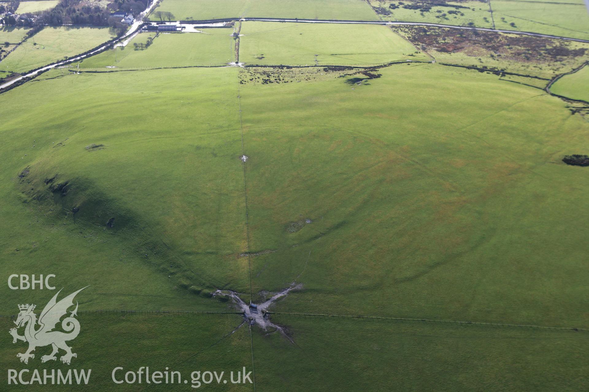 RCAHMW colour oblique photograph of Banc Du Enclosure. Taken by Toby Driver on 15/12/2008.
