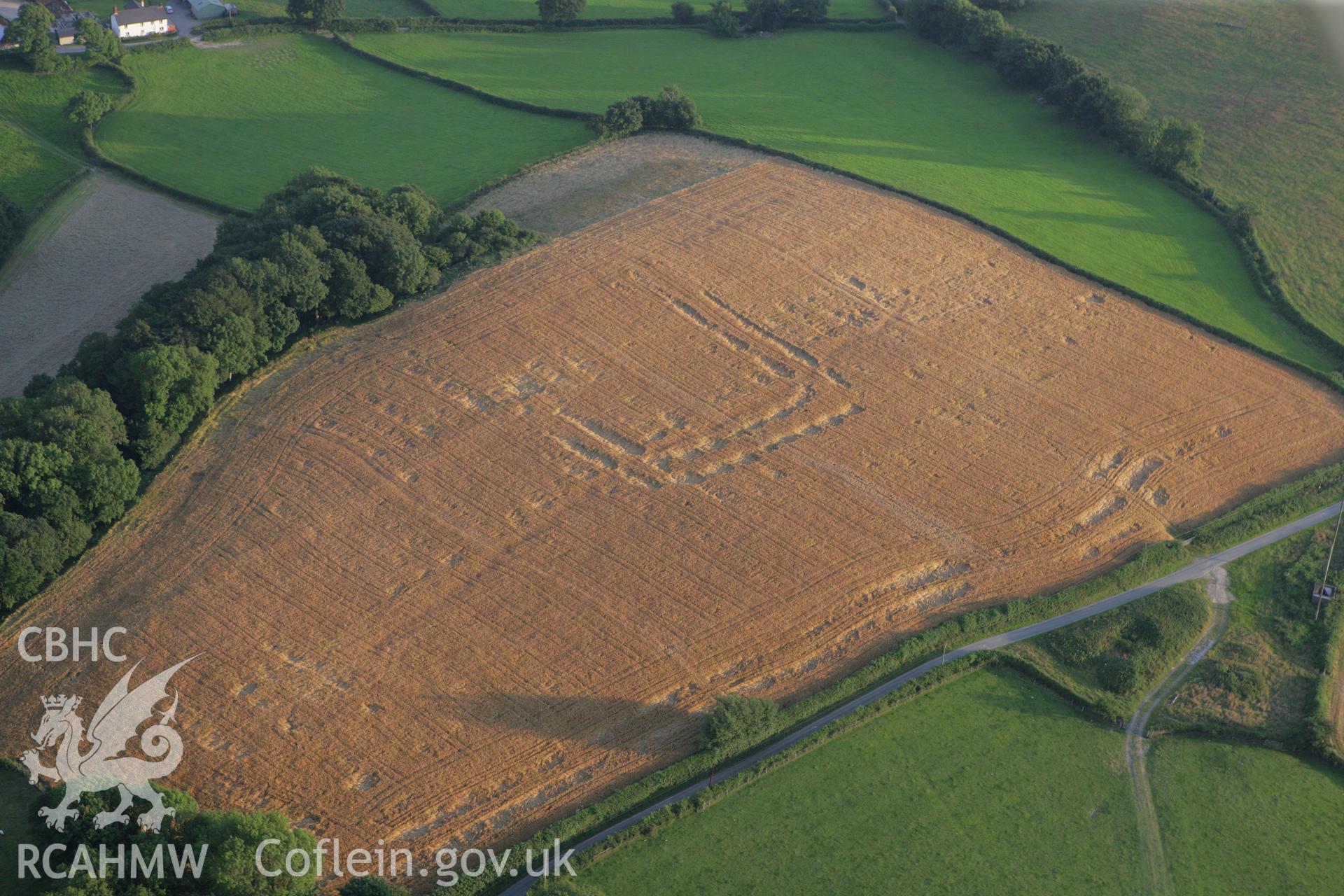 RCAHMW colour oblique photograph of Tan y Clawdd (Pen y Gaer) Enclosure. Taken by Toby Driver on 24/07/2008.