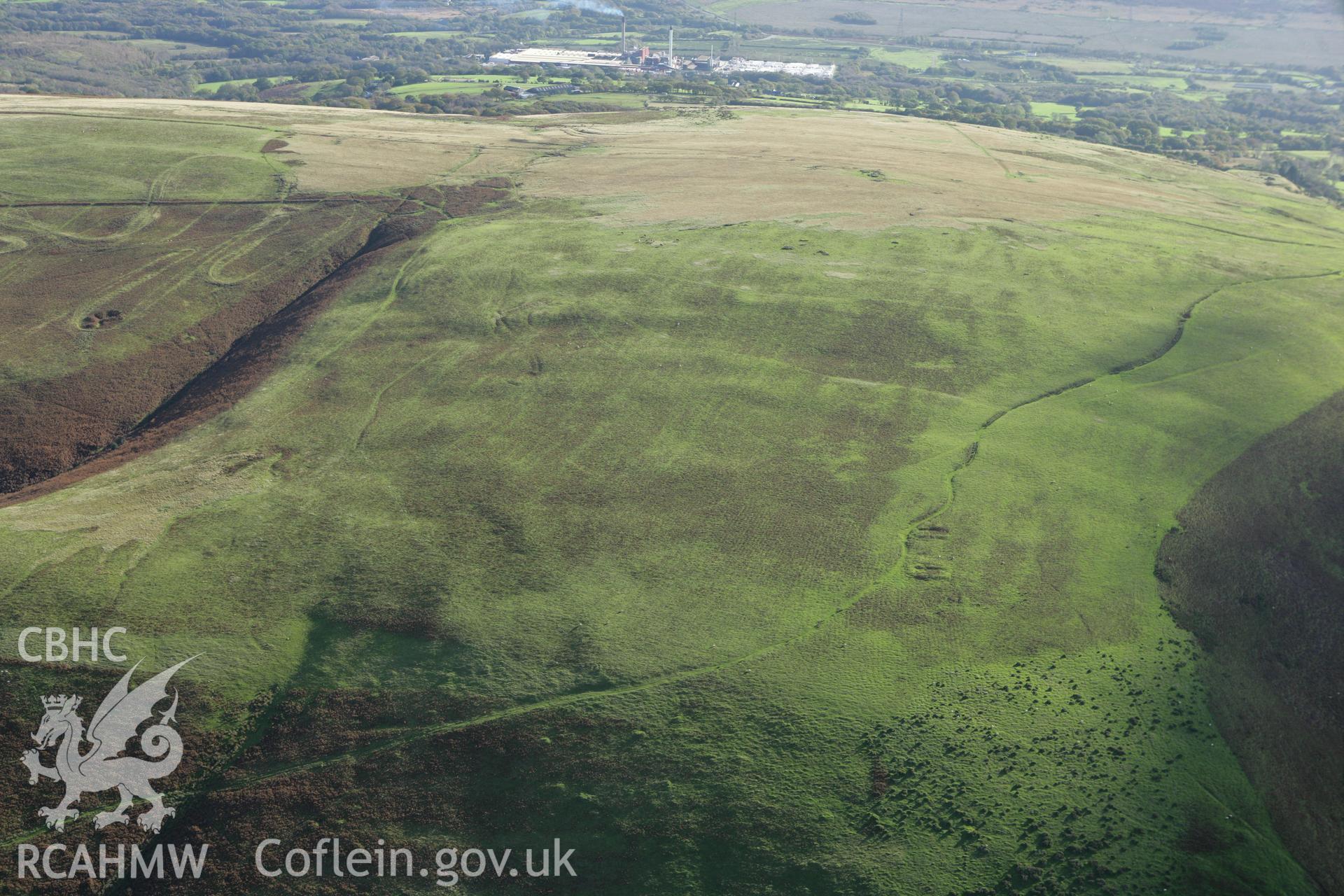 RCAHMW colour oblique photograph of Mynydd-y-gaer, building platforms. Taken by Toby Driver on 16/10/2008.