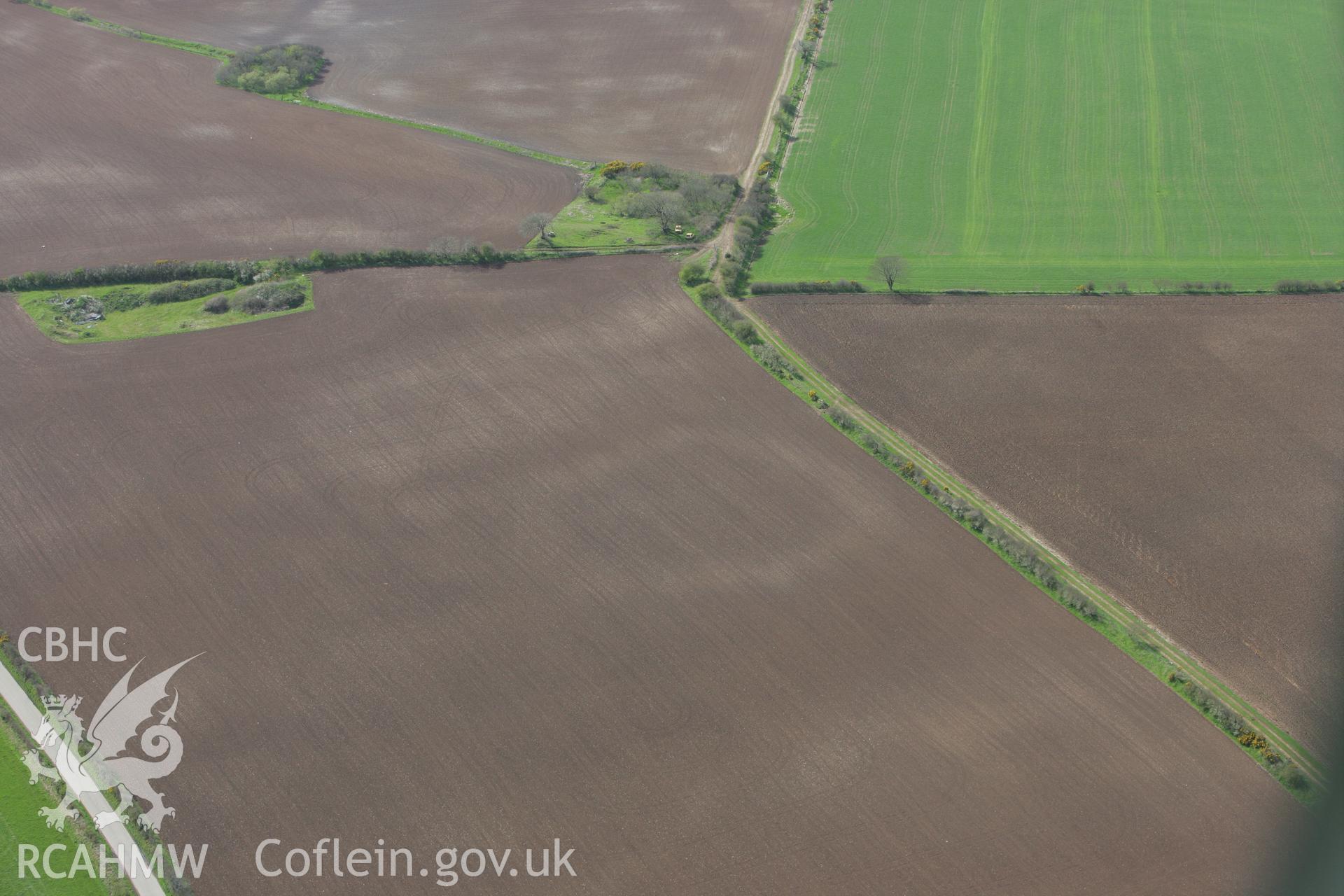 RCAHMW colour oblique photograph of Post-Coch Cropmark Enclosure, north-east of Nevern. Taken by Toby Driver on 24/04/2008.