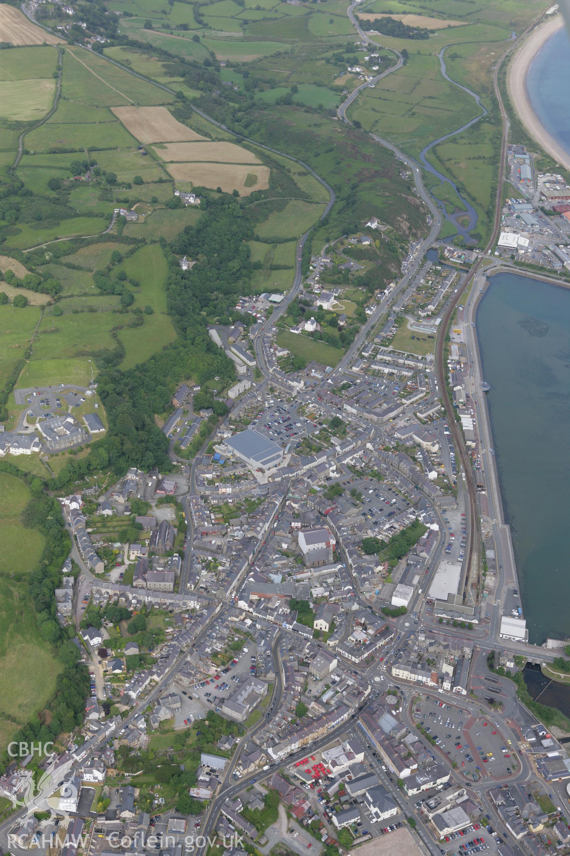 RCAHMW colour oblique photograph of Pwllheli. Taken by Toby Driver on 13/06/2008.
