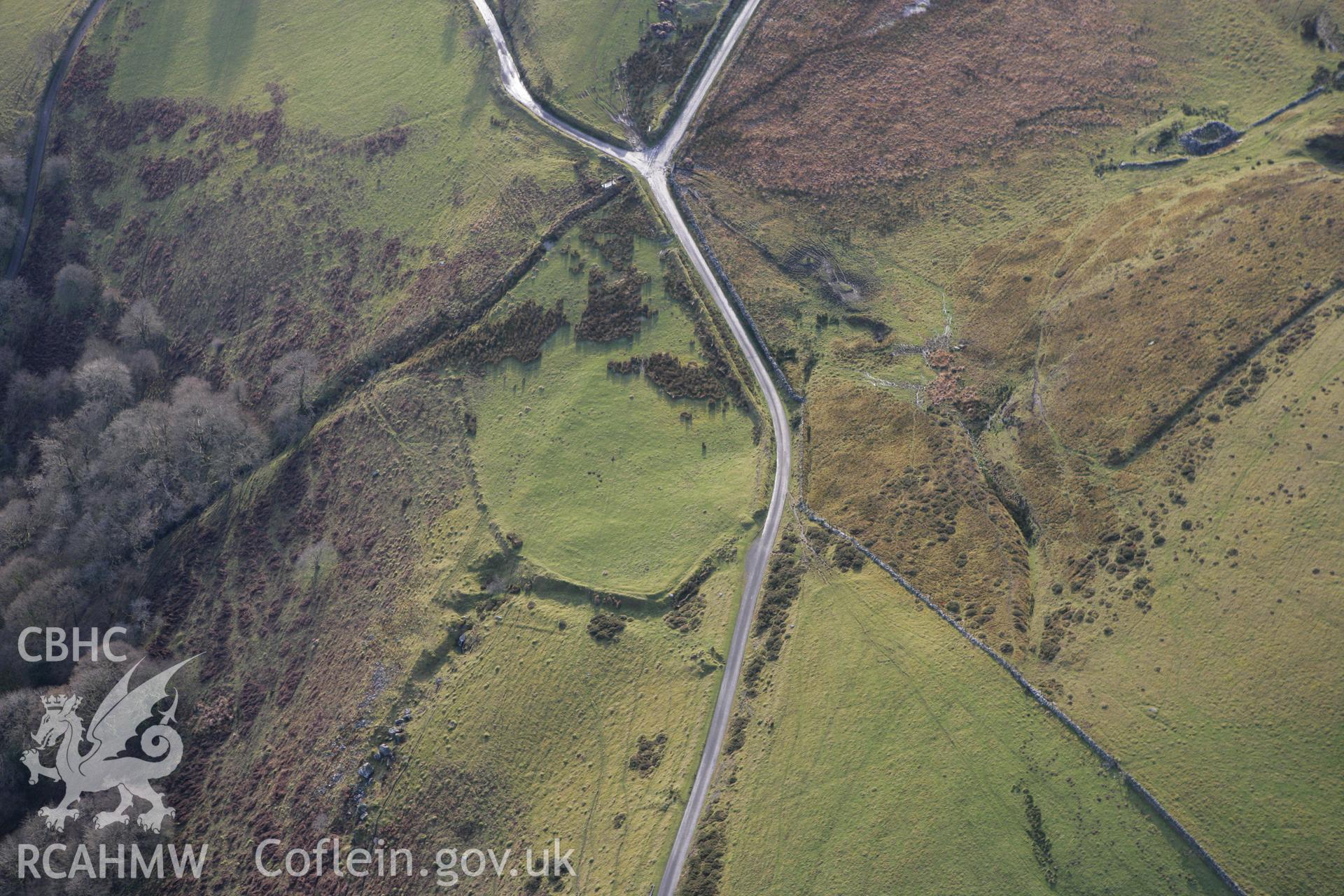 RCAHMW colour oblique photograph of Bwlch Blaen-Corn Enclosure. Taken by Toby Driver on 15/12/2008.