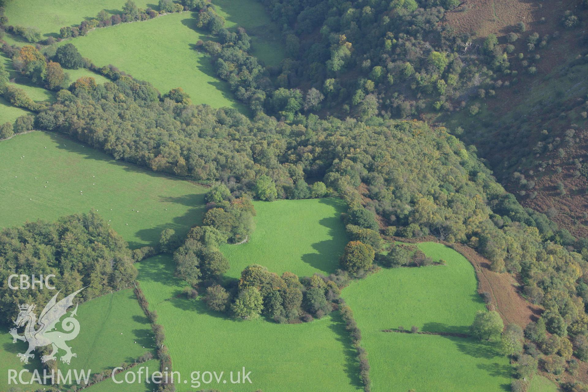 RCAHMW colour oblique photograph of Coed Pentwyn Defended Enclosure. Taken by Toby Driver on 10/10/2008.