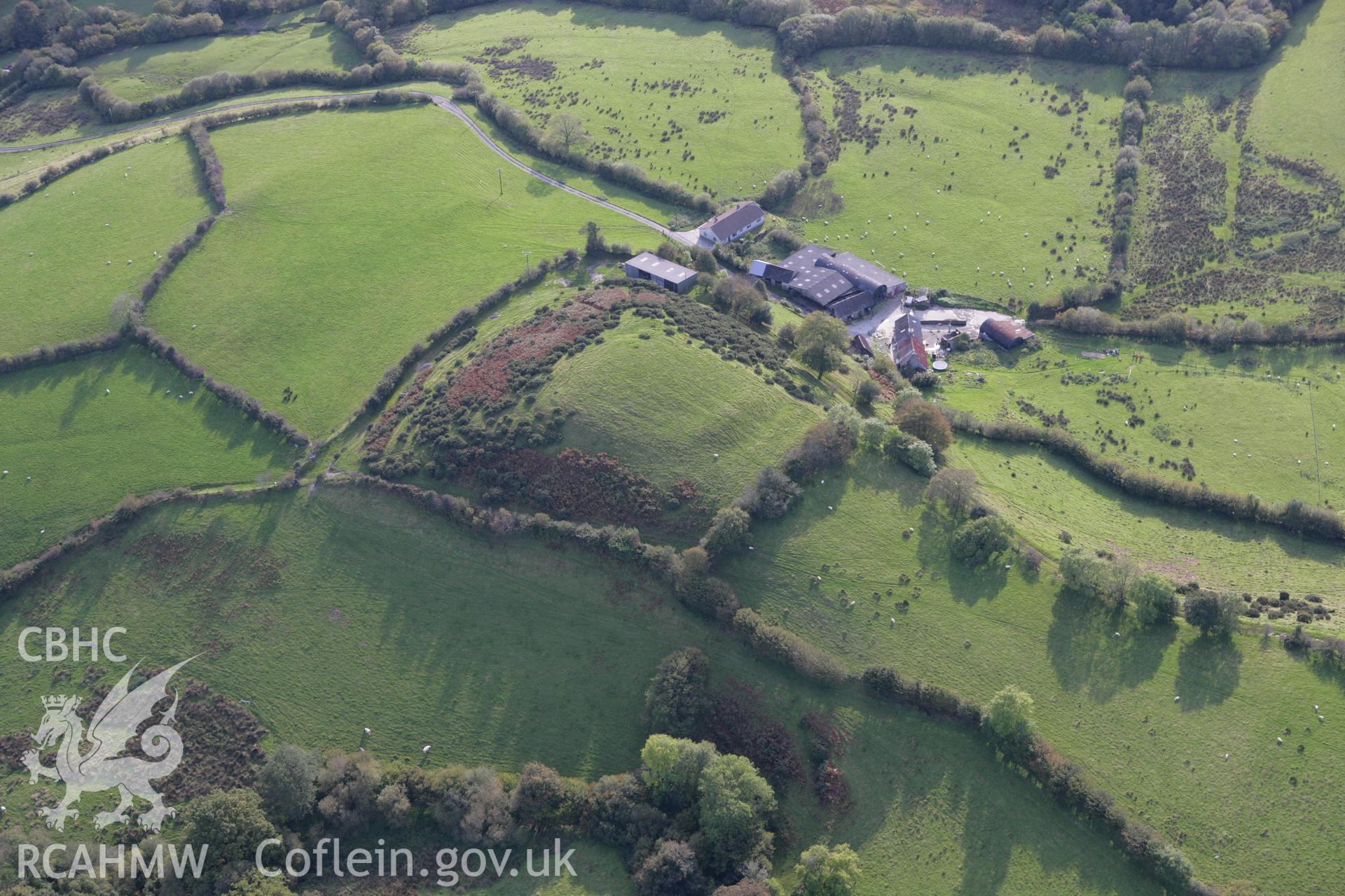 RCAHMW colour oblique photograph of Maes y Castell, defended enclosure or ringwork. Taken by Toby Driver on 04/10/2007.