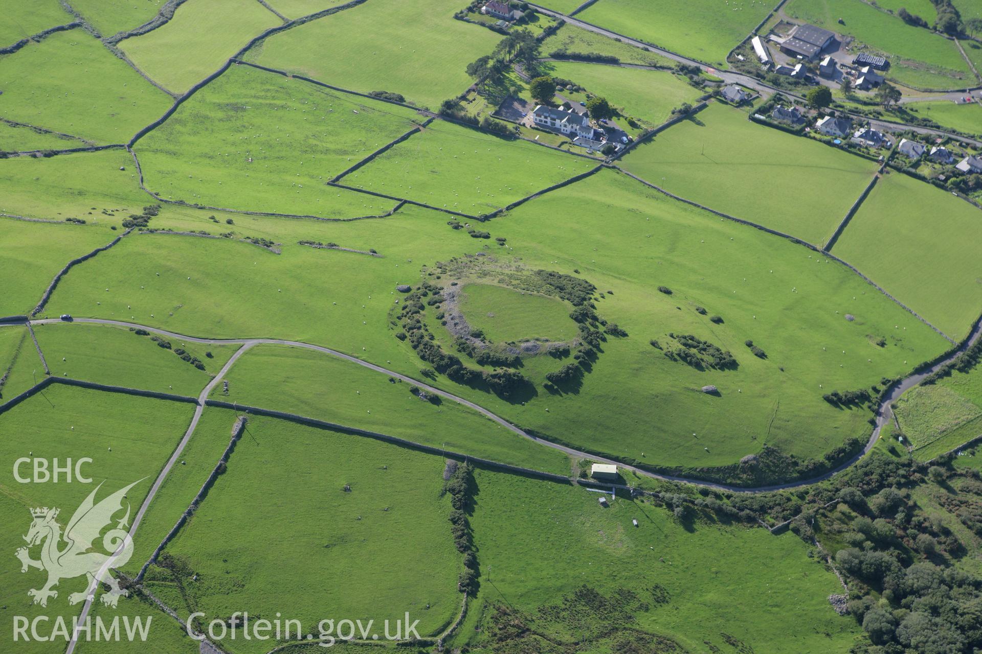 RCAHMW colour oblique aerial photograph of Castell-y-Gaer. Taken on 06 September 2007 by Toby Driver