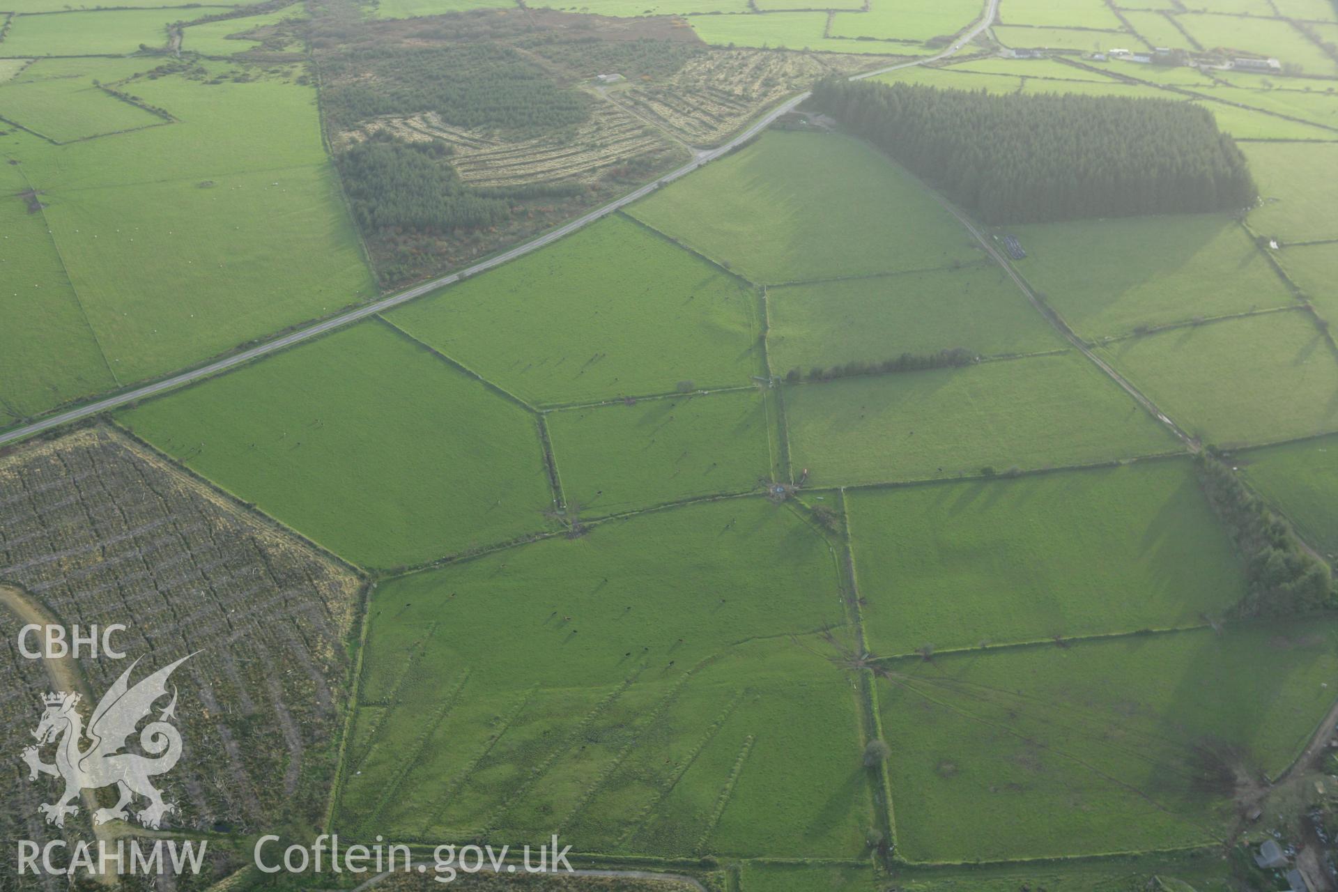 RCAHMW colour oblique photograph of Garreg Wen, enclosures north-east of. Taken by Toby Driver on 06/11/2007.