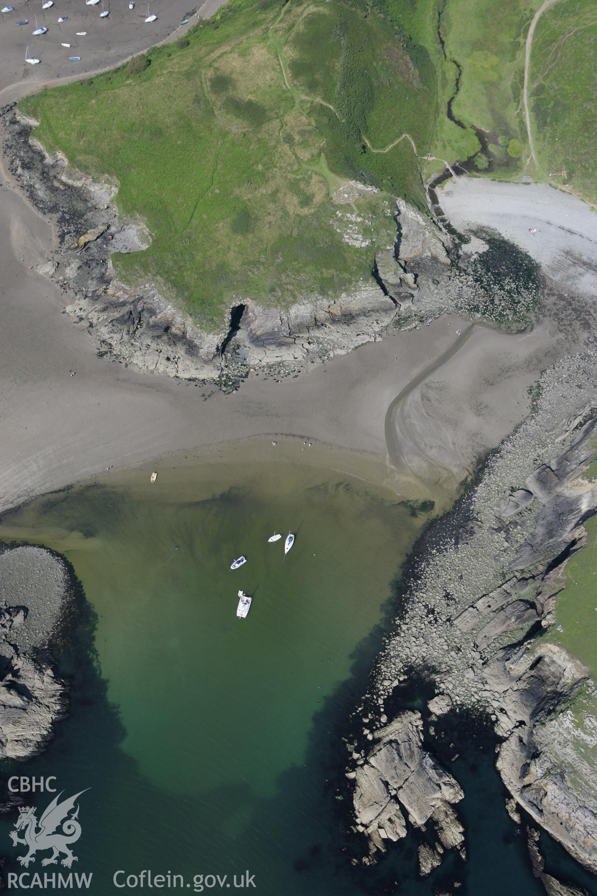 RCAHMW colour oblique photograph of Gribin, promontory fort south of Solva. Taken by Toby Driver on 01/08/2007.