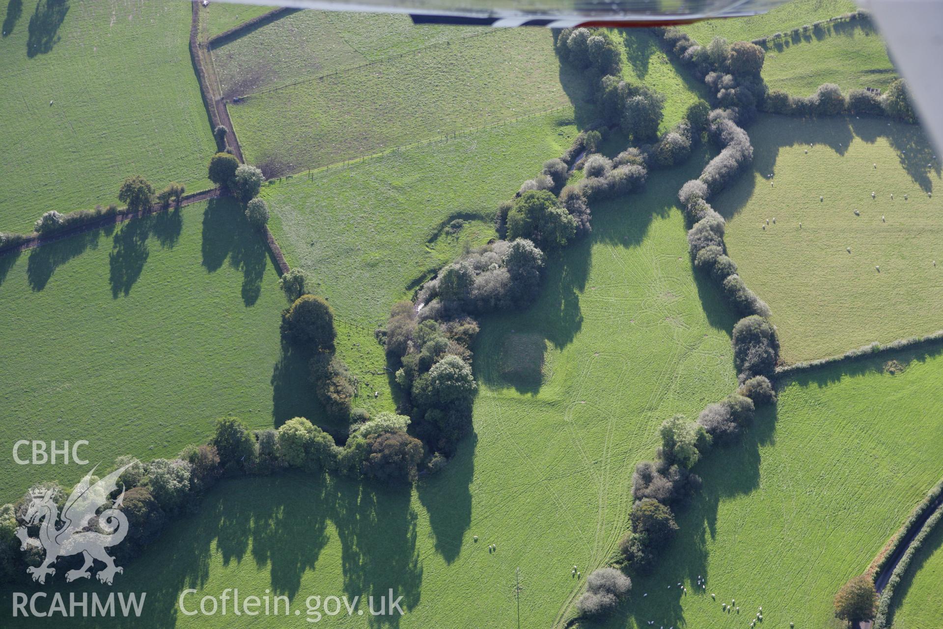 RCAHMW colour oblique photograph of Y Gaer; Castell Waunberllan. Taken by Toby Driver on 04/10/2007.