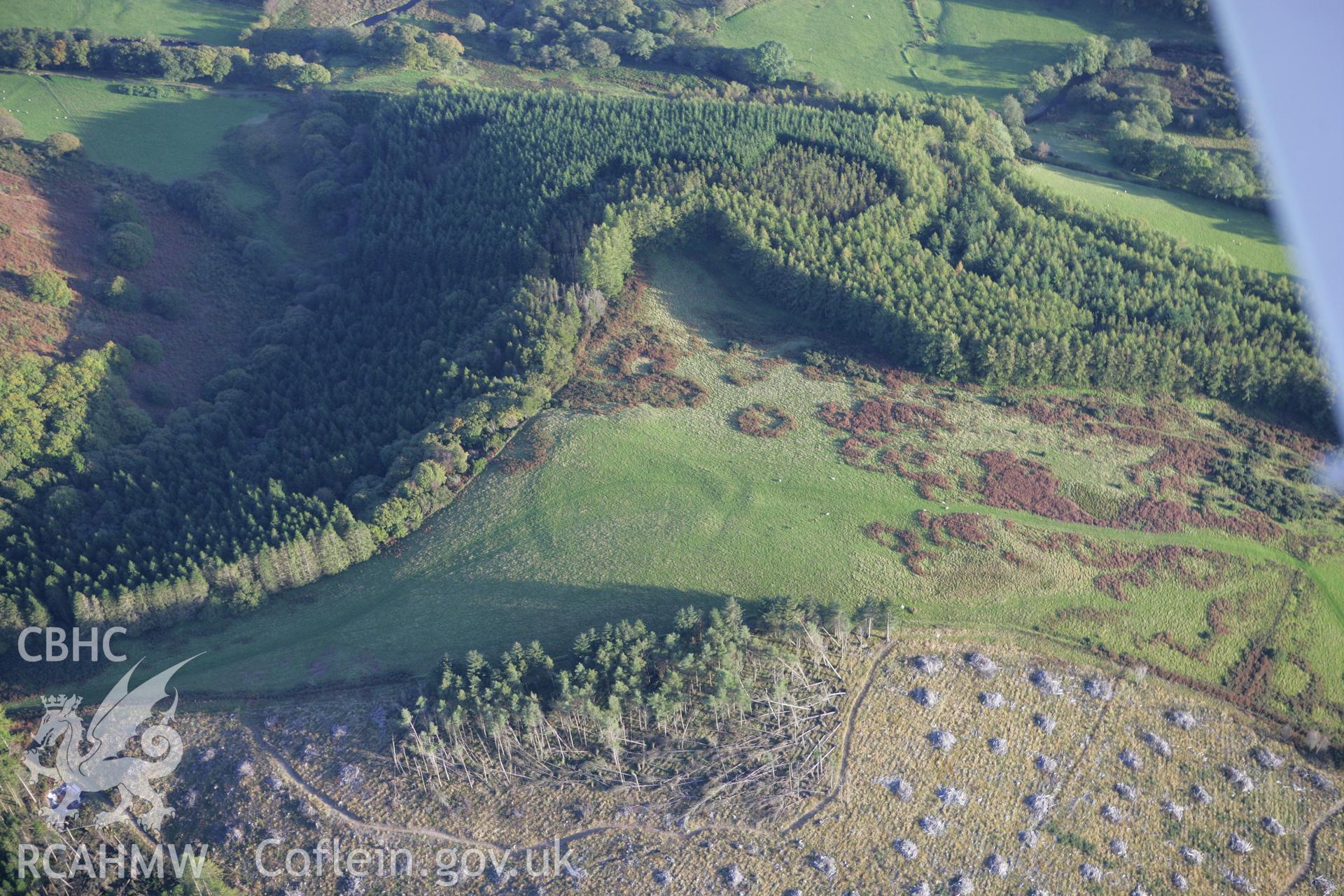 RCAHMW colour oblique photograph of Allt Aber Mangoed hillfort, general view from east. Taken by Toby Driver on 04/10/2007.