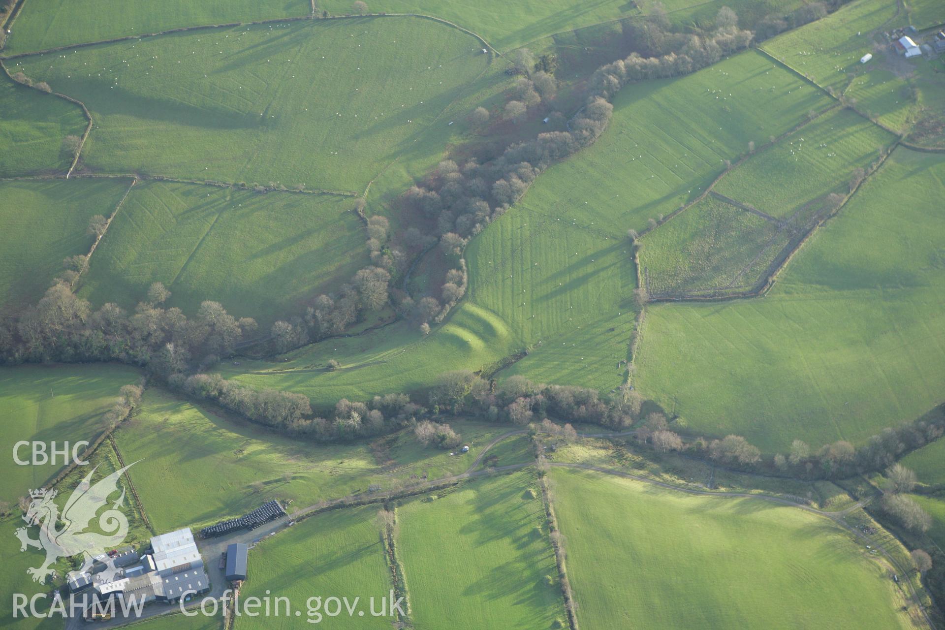 RCAHMW colour oblique photograph of Fron haul defended enclosure. Taken by Toby Driver on 11/12/2007.