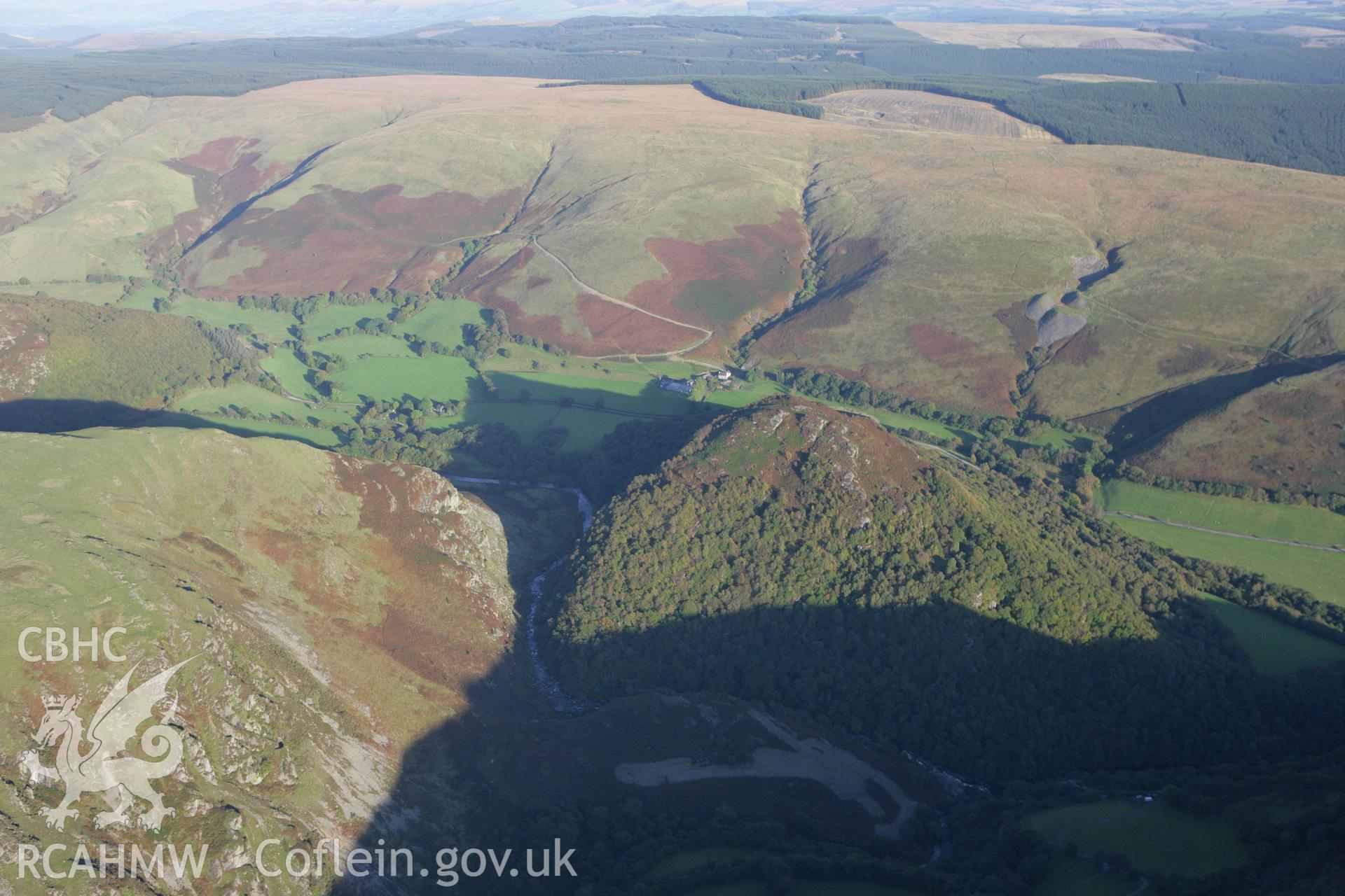 RCAHMW colour oblique photograph of Landscape with Dinas, Ystafell Twn Shon Catti. Taken by Toby Driver on 04/10/2007.