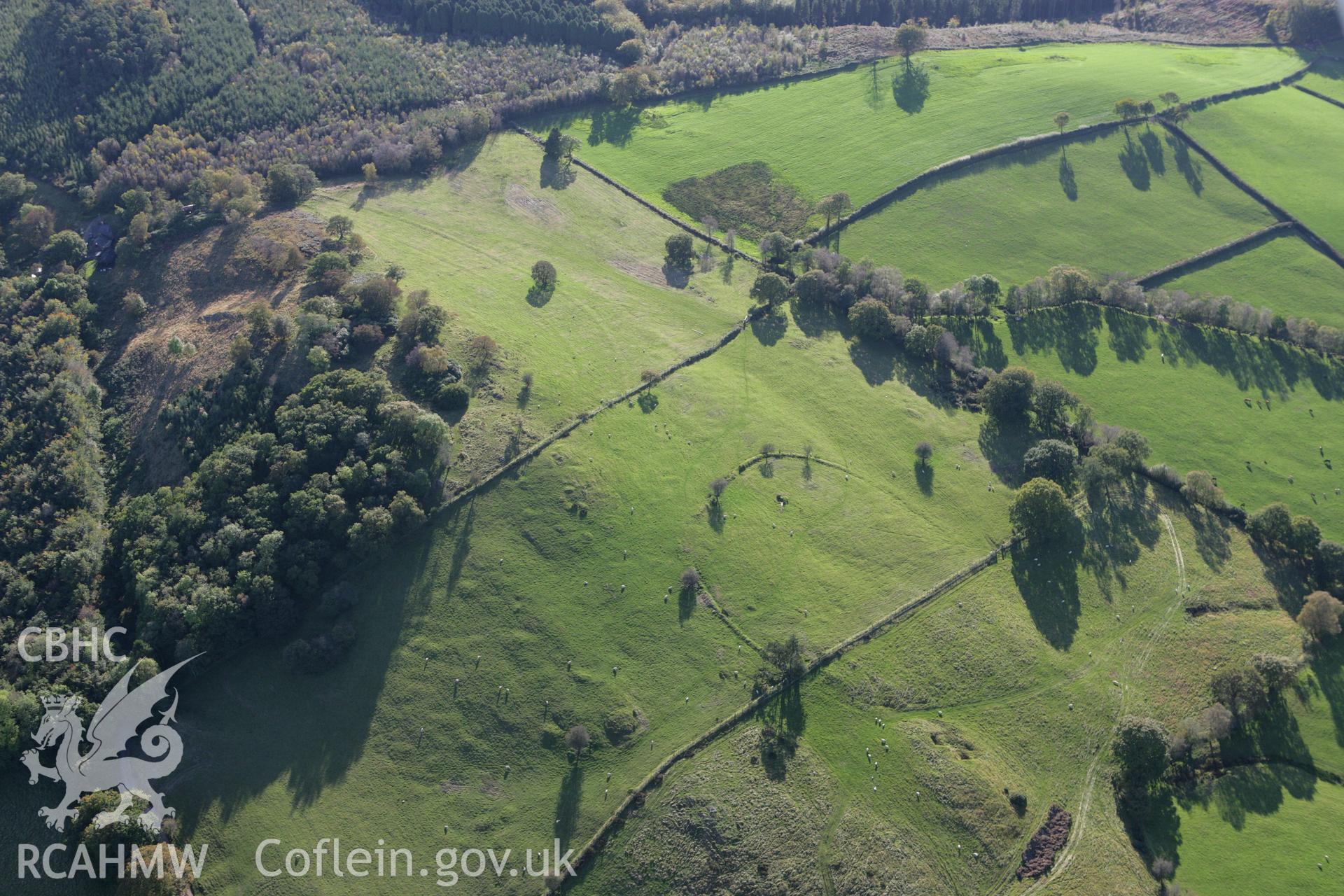 RCAHMW colour oblique photograph of Allt Llwynmeredydd, earthworks of enclosure and avenue. Taken by Toby Driver on 04/10/2007.