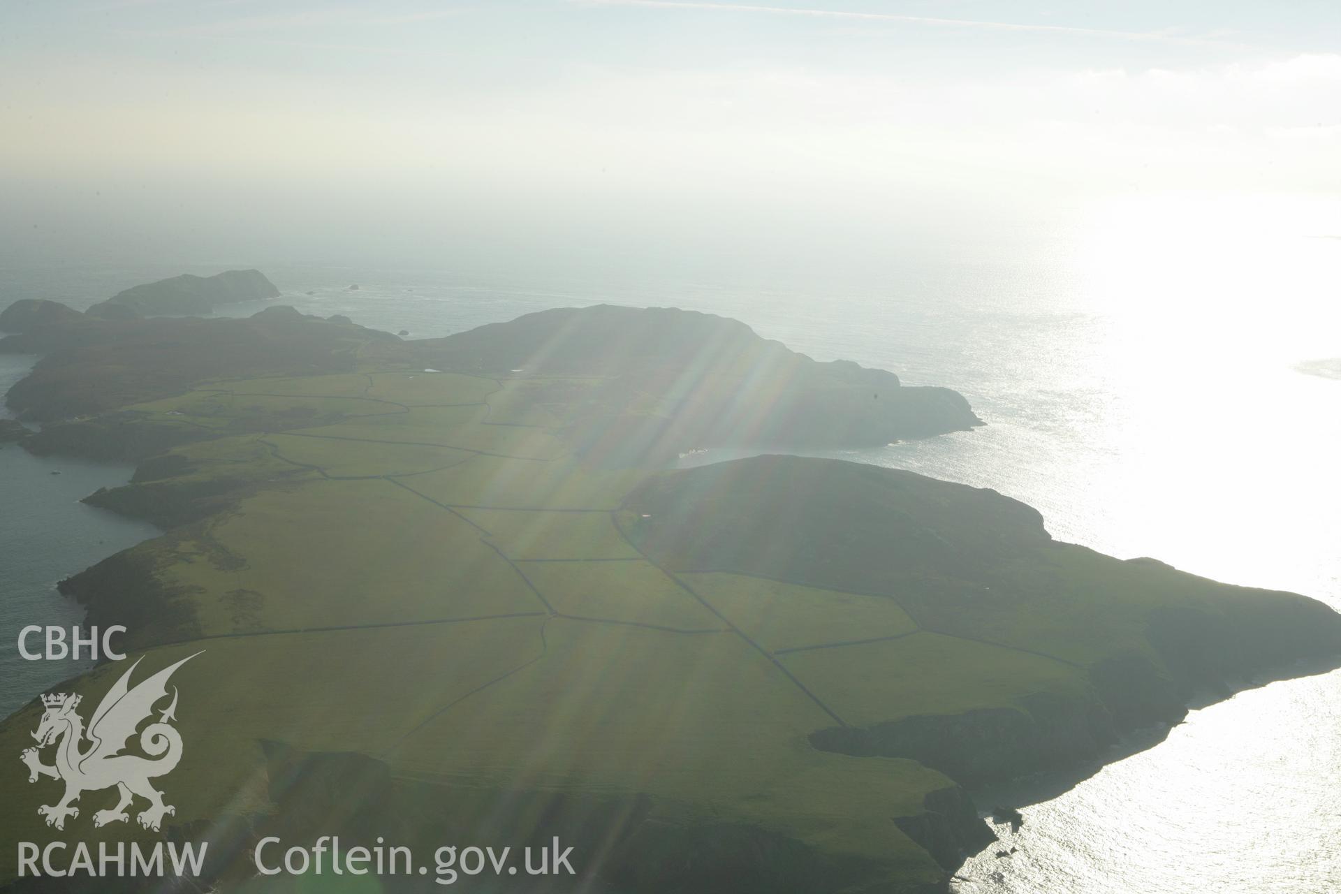 RCAHMW colour oblique photograph of Carnysgybor;Carn Ysgybor;Ramsey island, looking south west. Taken by Toby Driver on 23/10/2007.