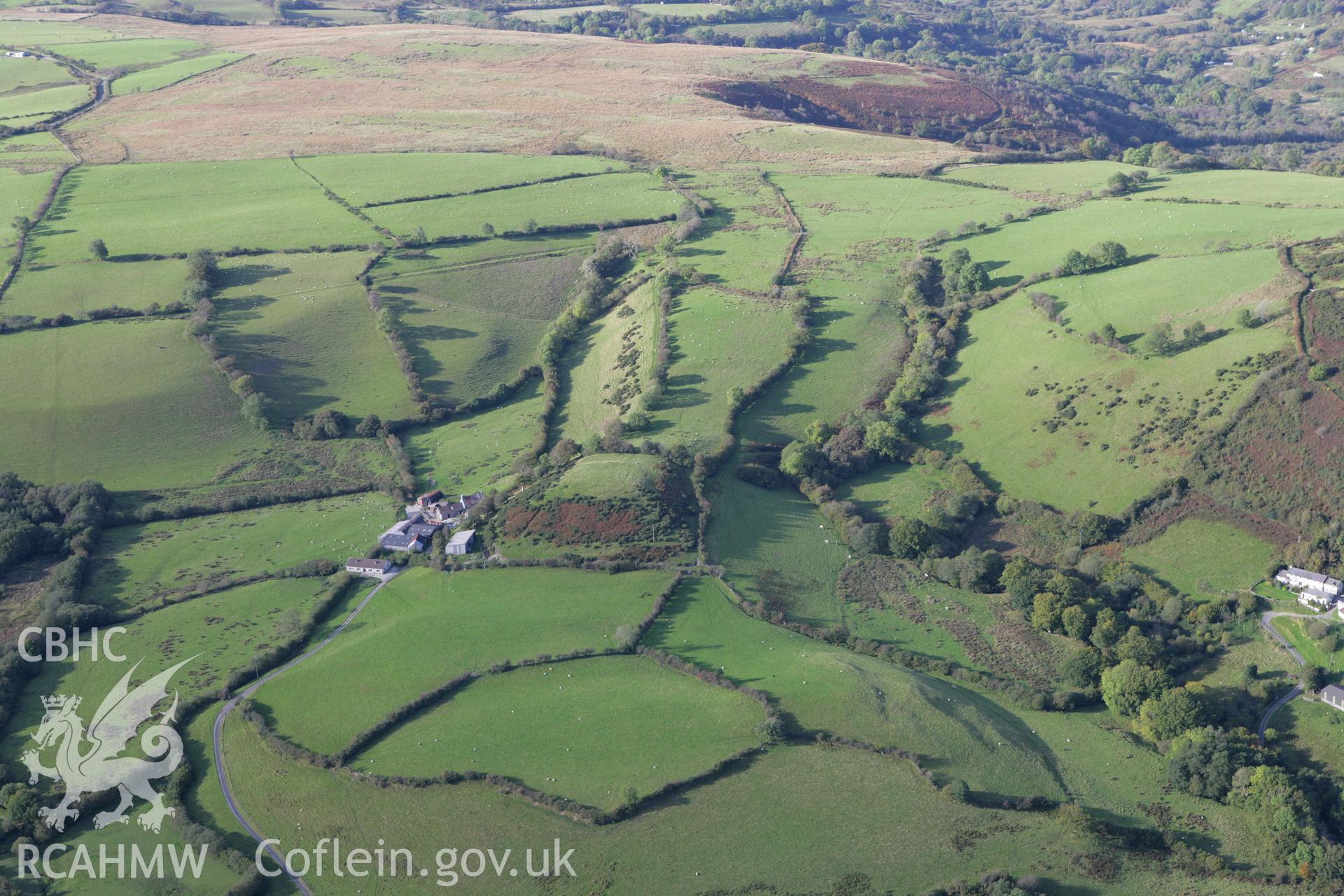 RCAHMW colour oblique photograph of Maes y Castell, defended enclosure or ringwork. Taken by Toby Driver on 04/10/2007.