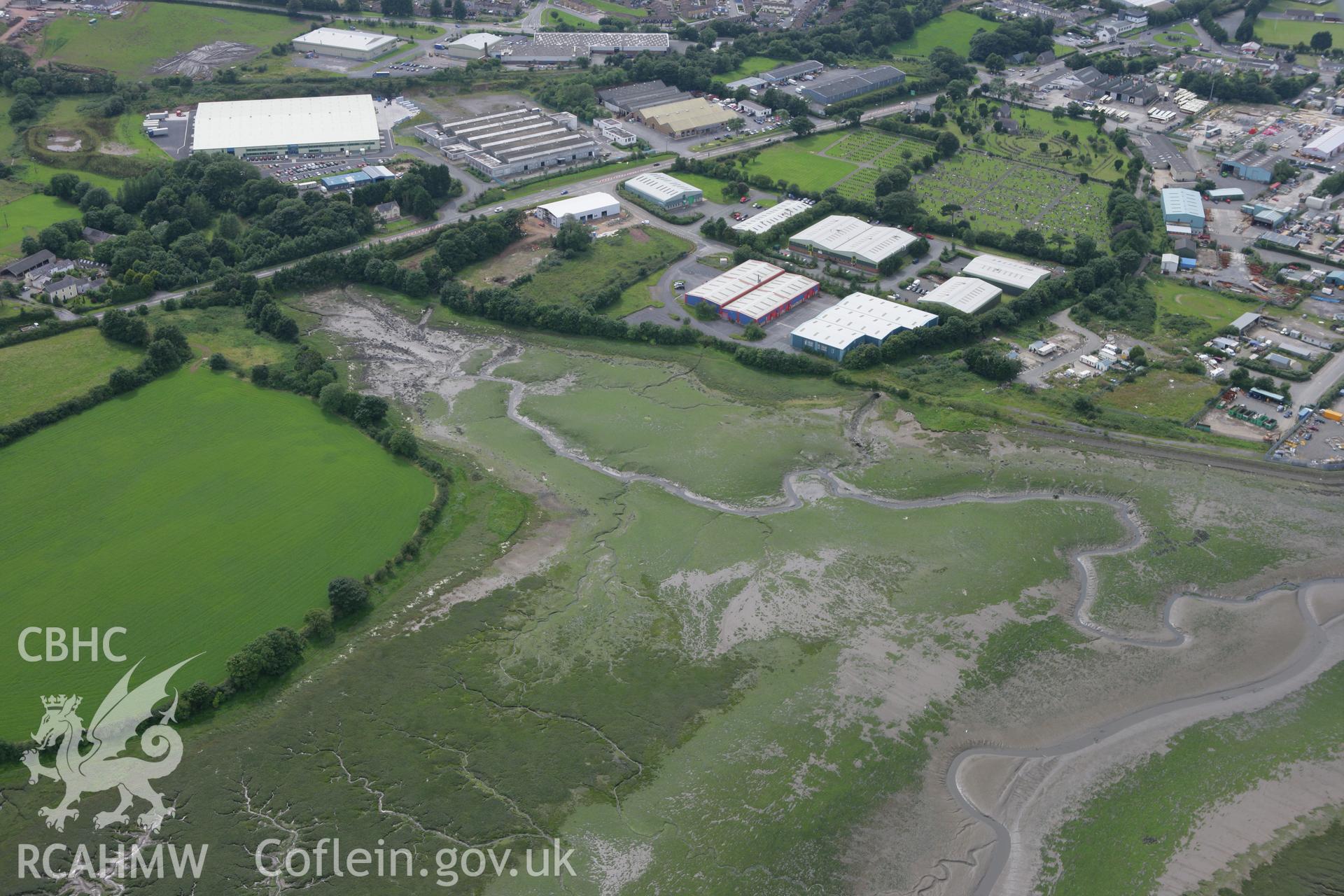 RCAHMW colour oblique photograph of Cosheston Pill, landscape, no archaeology. Taken by Toby Driver on 01/08/2007.