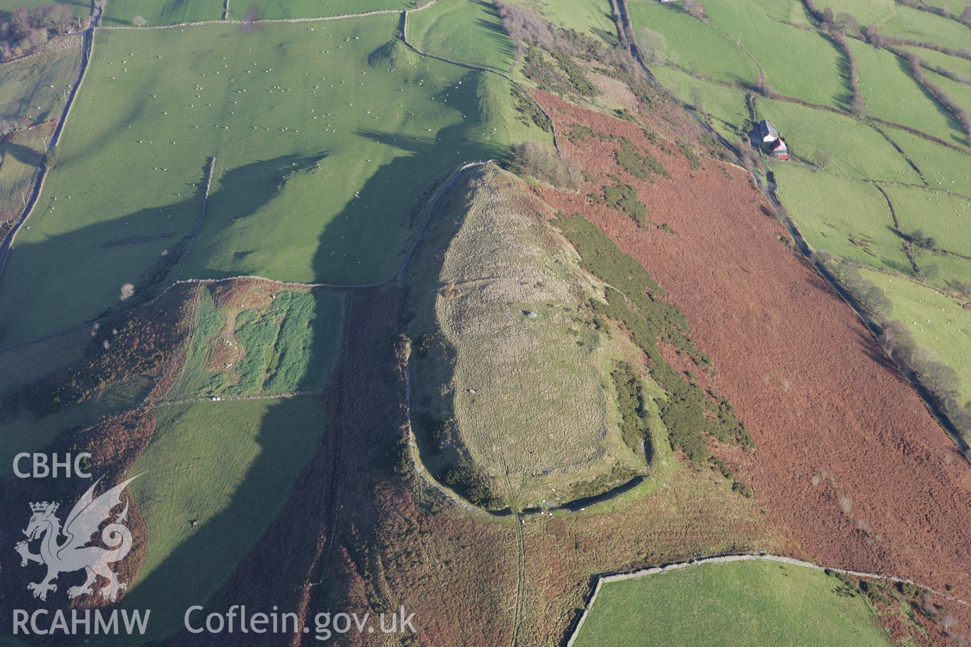 RCAHMW colour oblique photograph of Caer Euni hillfort;Carn Euni camp;Caer Eini;Caer Crwyini. Taken by Toby Driver on 11/12/2007.