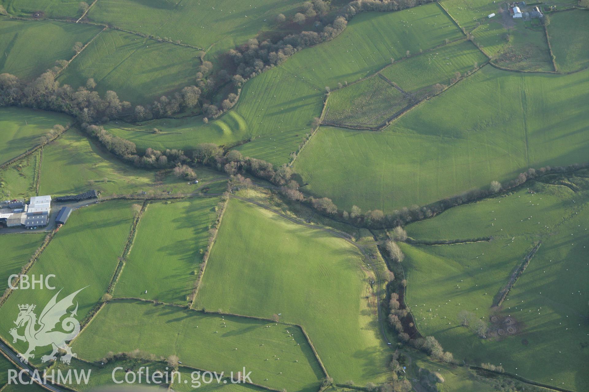 RCAHMW colour oblique photograph of Fron haul defended enclosure. Taken by Toby Driver on 11/12/2007.