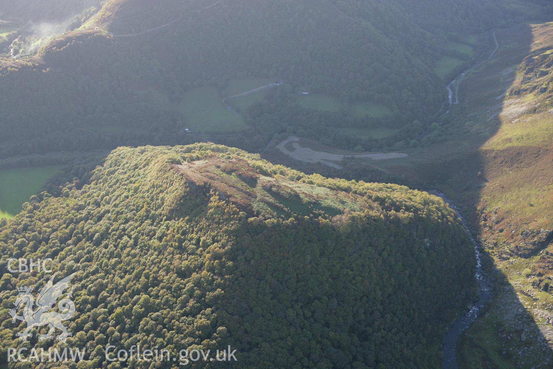RCAHMW colour oblique photograph of Ystafell Twn Shon Catti, hill. Taken by Toby Driver on 04/10/2007.