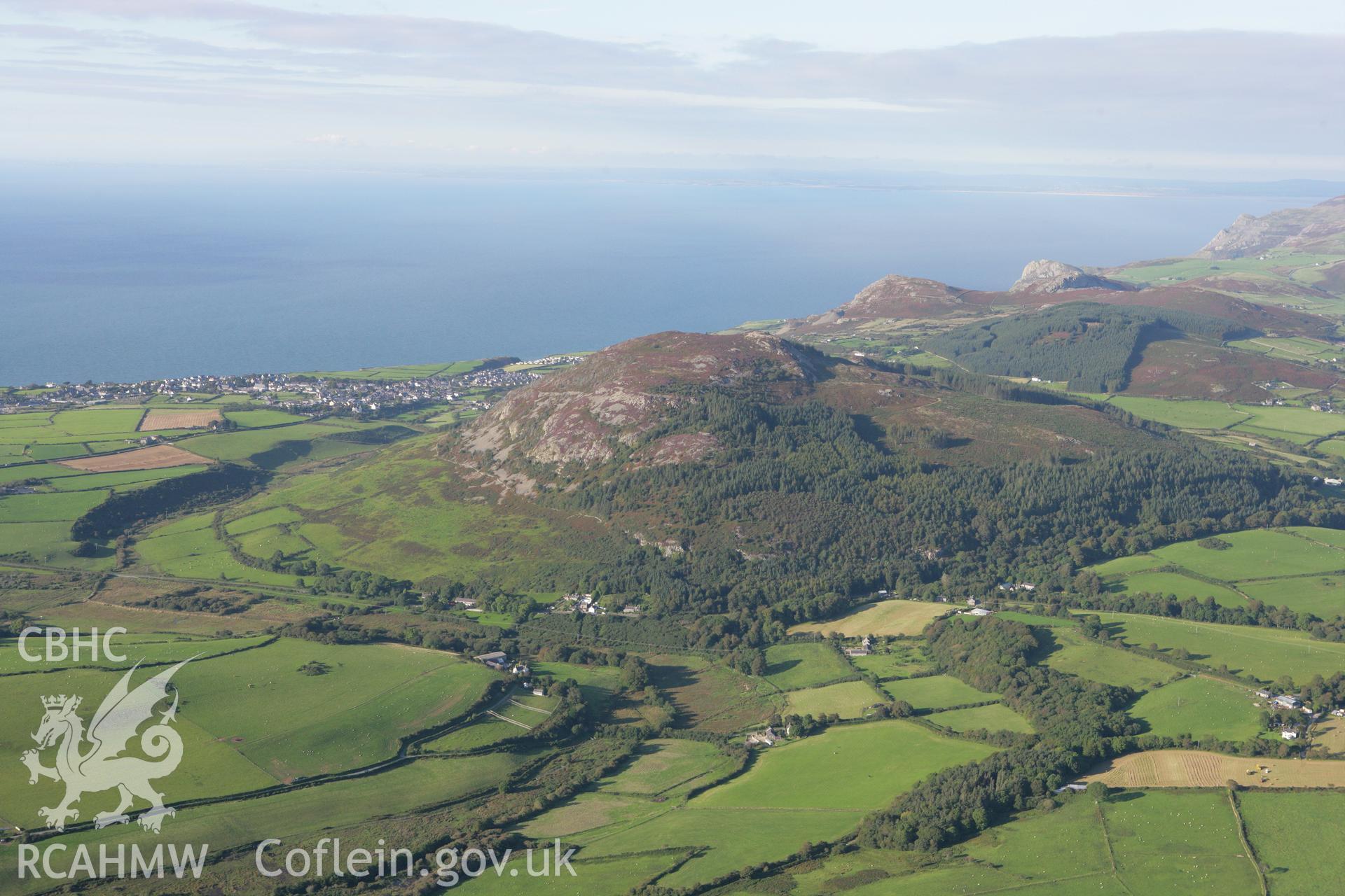 RCAHMW colour oblique aerial photograph of Garn Boduan. Taken on 06 September 2007 by Toby Driver