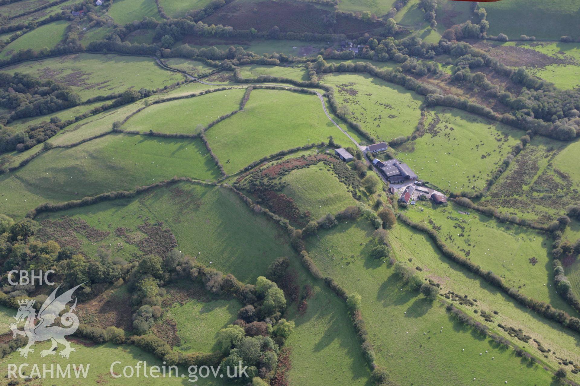 RCAHMW colour oblique photograph of Maes y Castell, defended enclosure or ringwork. Taken by Toby Driver on 04/10/2007.