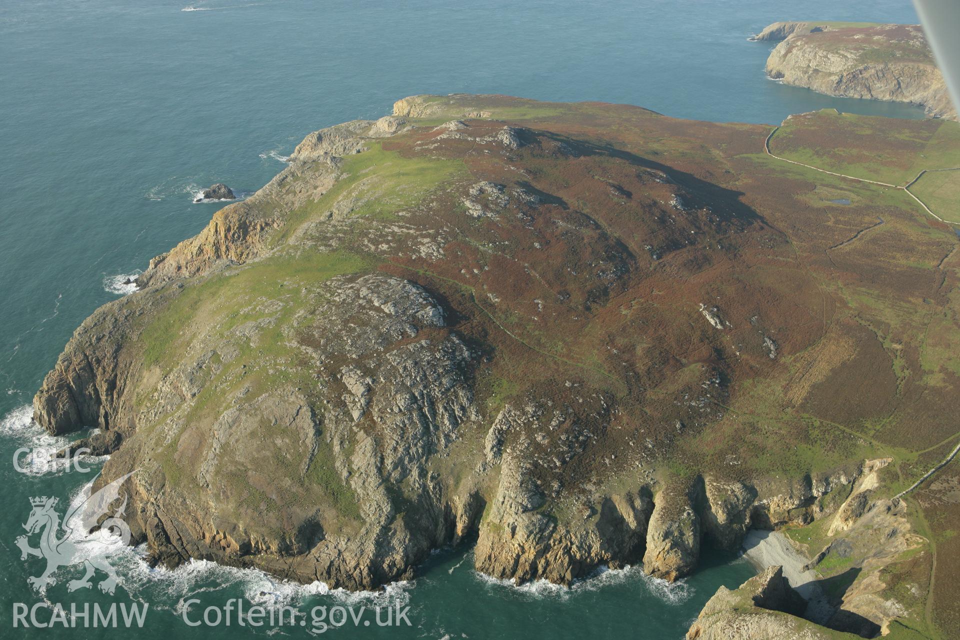 RCAHMW colour oblique photograph of Carn Llundain, Ramsey. Taken by Toby Driver on 23/10/2007.