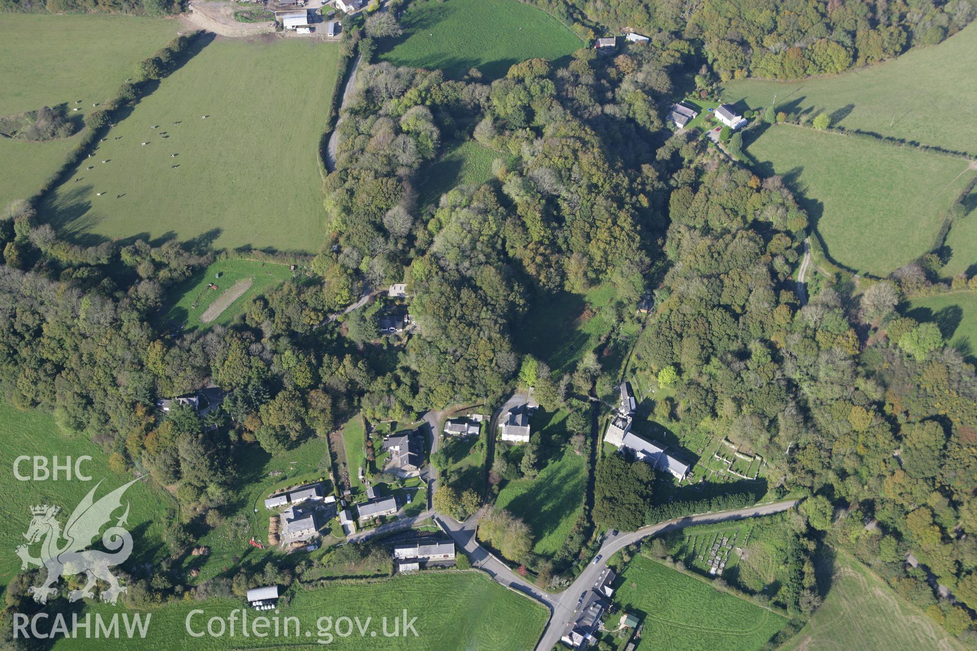 RCAHMW colour oblique photograph of Castell Nanhyfer;Nevern Castle. Taken by Toby Driver on 23/10/2007.