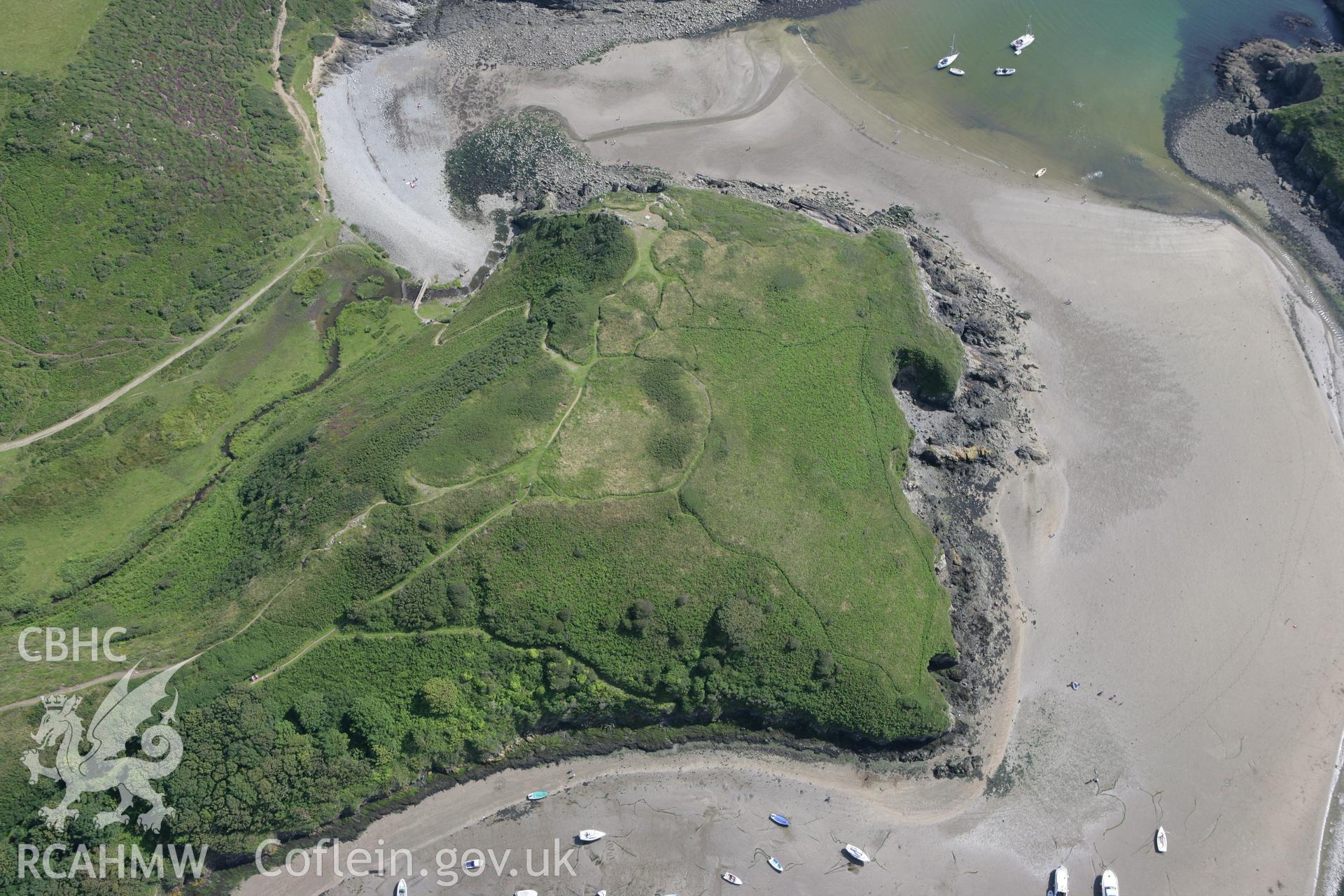 RCAHMW colour oblique photograph of Gribin, promontory fort south of Solva. Taken by Toby Driver on 01/08/2007.