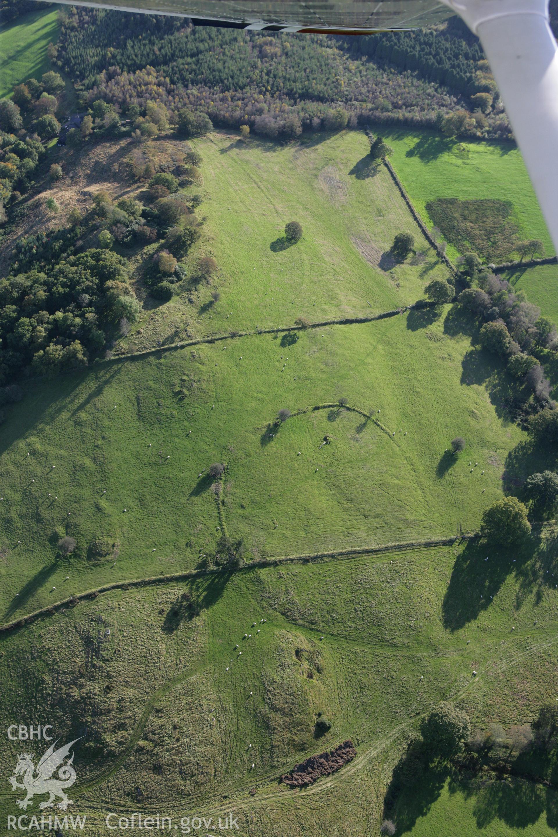 RCAHMW colour oblique photograph of Allt Llwynmeredydd, earthworks of enclosure and avenue. Taken by Toby Driver on 04/10/2007.