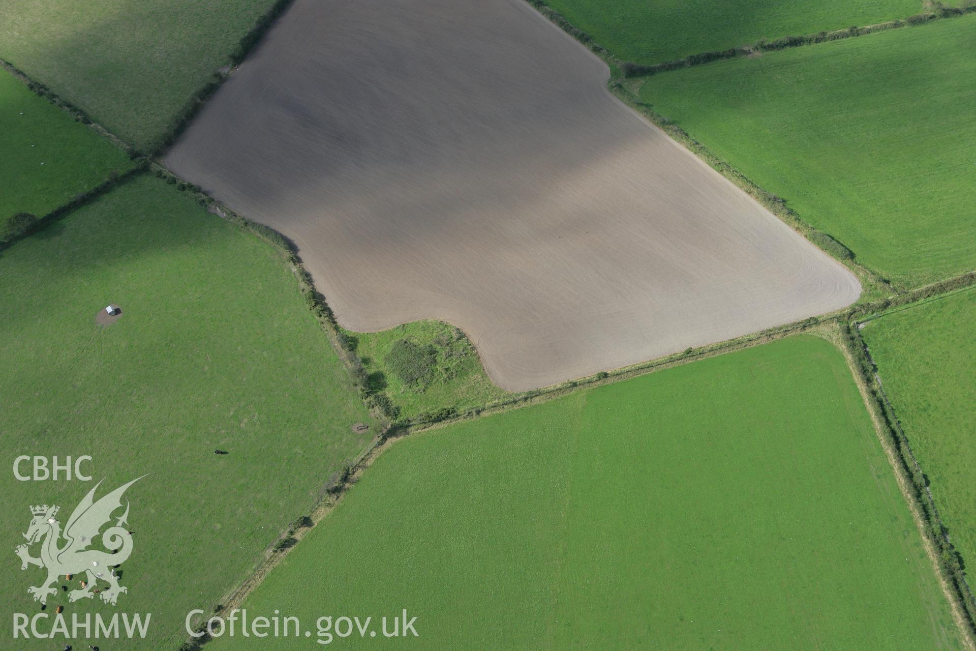 RCAHMW colour oblique photograph of Crug Las barrow. Taken by Toby Driver on 11/09/2007.