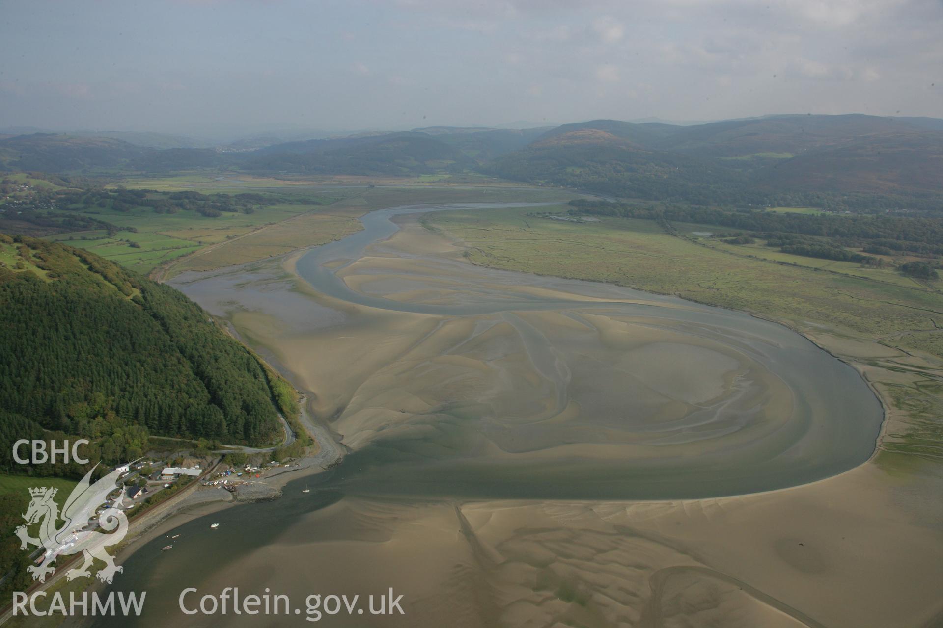 RCAHMW colour oblique photograph of Fron-Goch harbour;Fron-Goch, wide landscape view. Taken by Toby Driver on 08/10/2007.