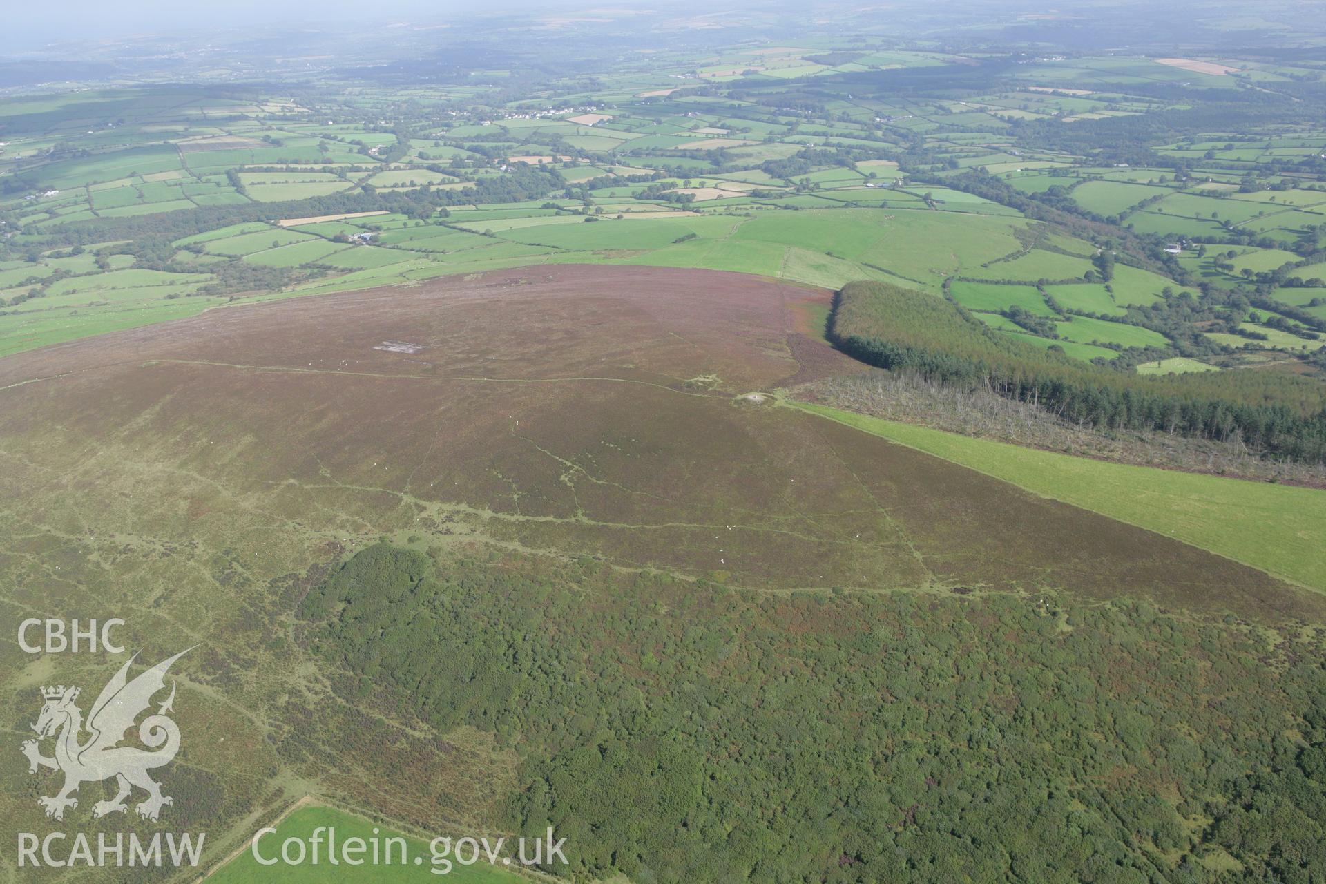 RCAHMW colour oblique photograph of Y Frenni Fawr, cairns, general view. Taken by Toby Driver on 11/09/2007.