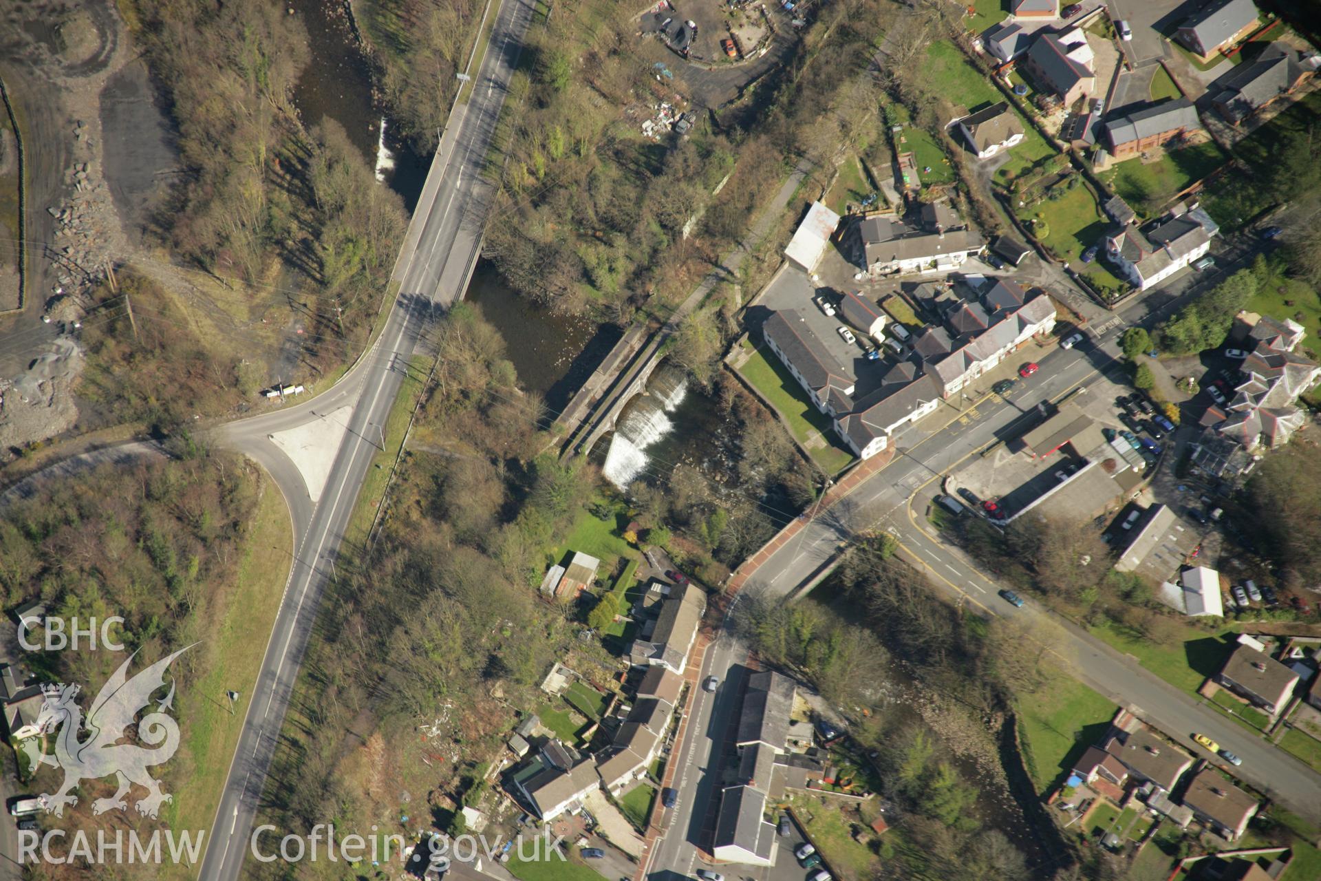RCAHMW colour oblique aerial photograph of Ystalyfera Aqueduct and Weir, Swansea Canal. Taken on 21 March 2007 by Toby Driver