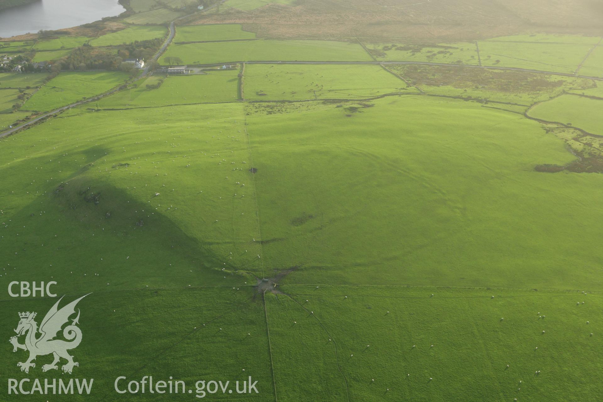 RCAHMW colour oblique photograph of Banc Du causewayed enclosure, wide view. Taken by Toby Driver on 06/11/2007.