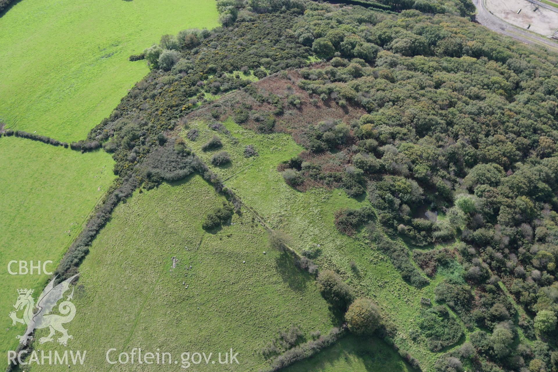 RCAHMW colour oblique photograph of Dan y Cerig hillfort. Taken by Toby Driver on 04/10/2007.