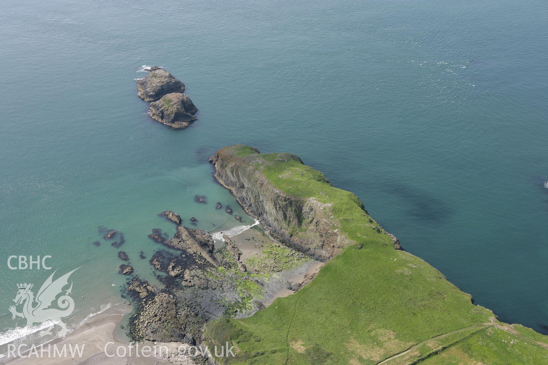 RCAHMW colour oblique photograph of Porth Egr fort. Taken by Toby Driver on 01/08/2007.