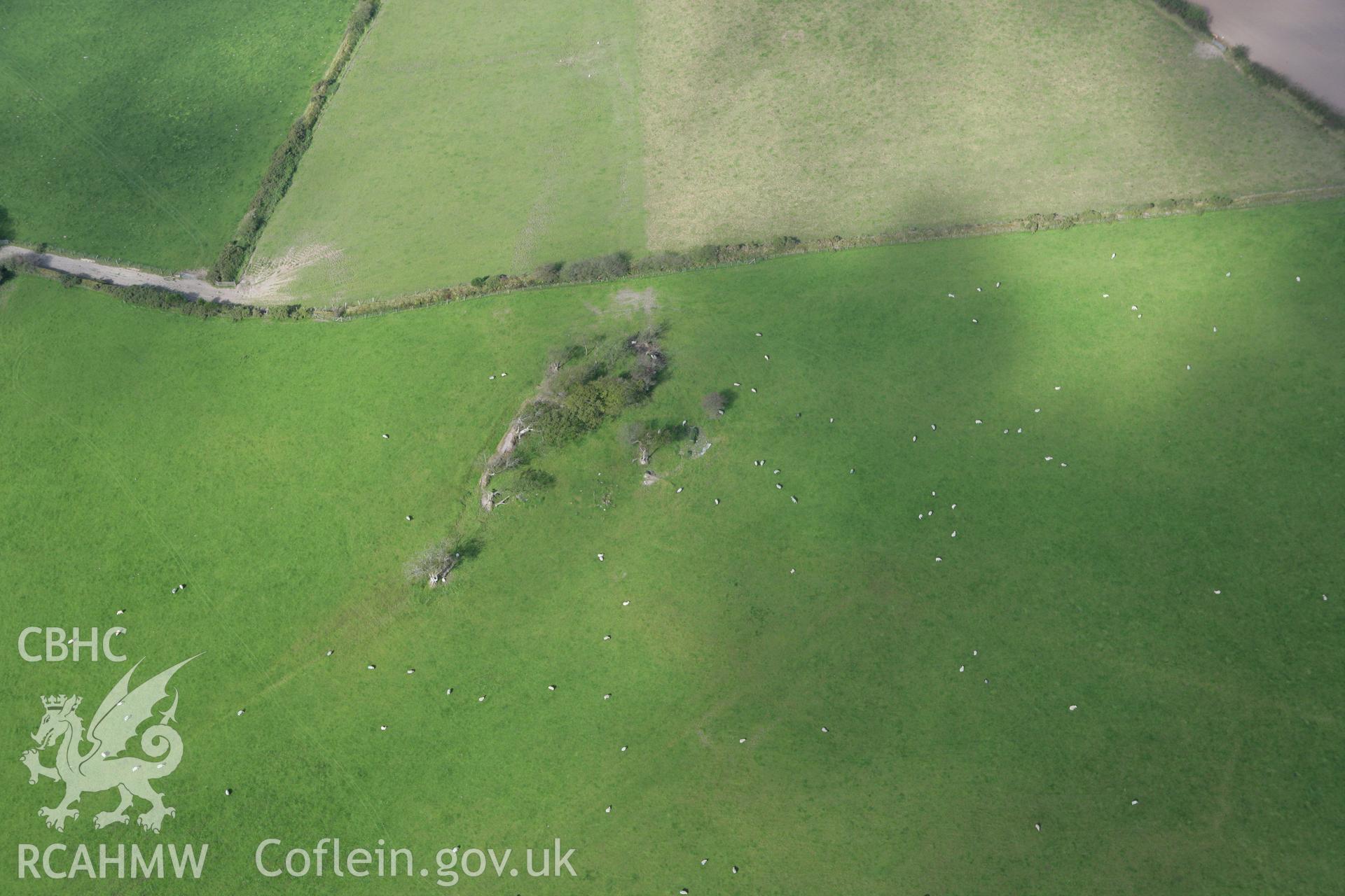 RCAHMW colour oblique photograph of Quarry south of Crug Las. Taken by Toby Driver on 11/09/2007.