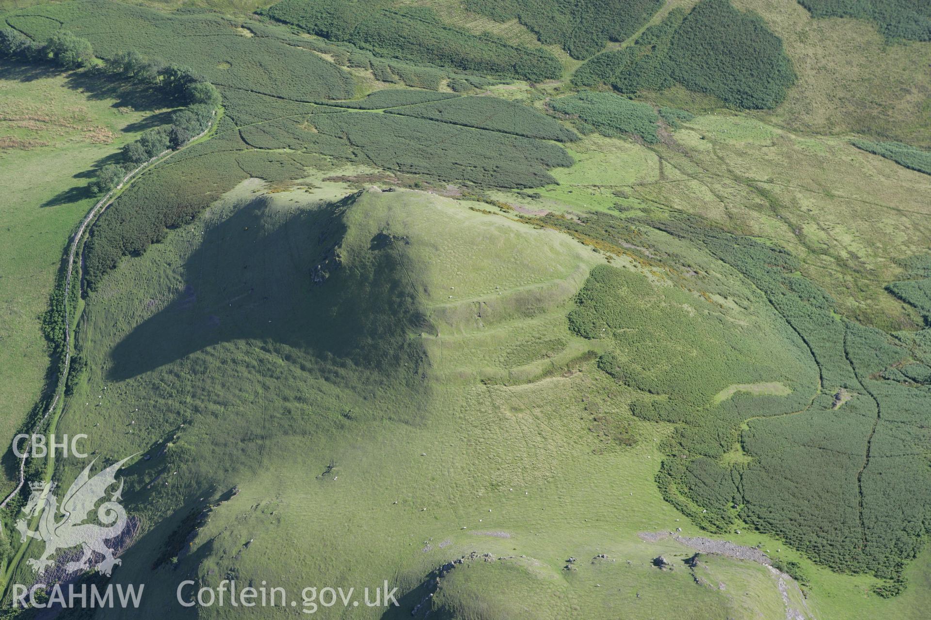RCAHMW colour oblique aerial photograph of Cwm Berwyn  Defended Enclosure. Taken on 08 August 2007 by Toby Driver