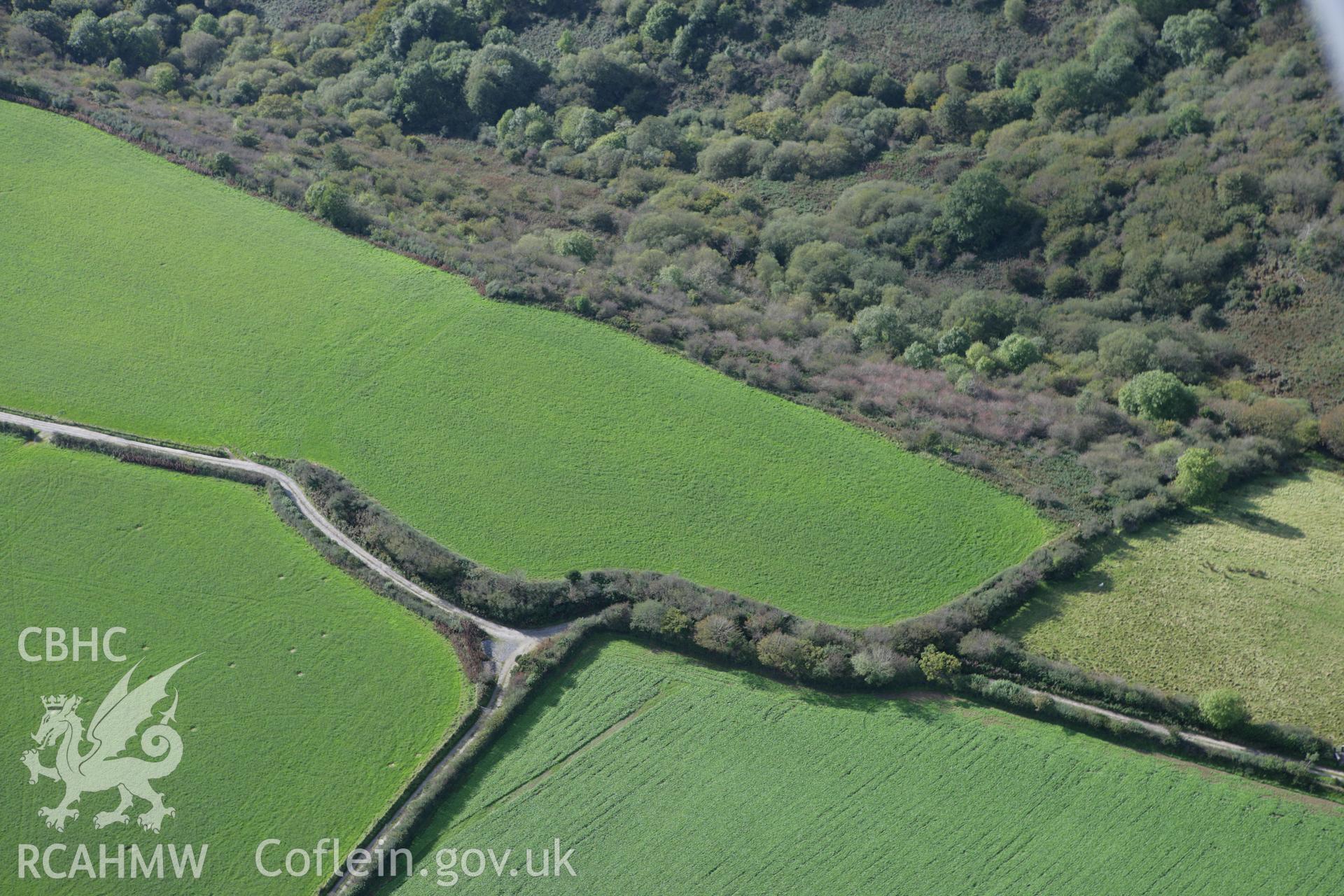 RCAHMW colour oblique photograph of Croes Arthur hillfort. Taken by Toby Driver on 04/10/2007.